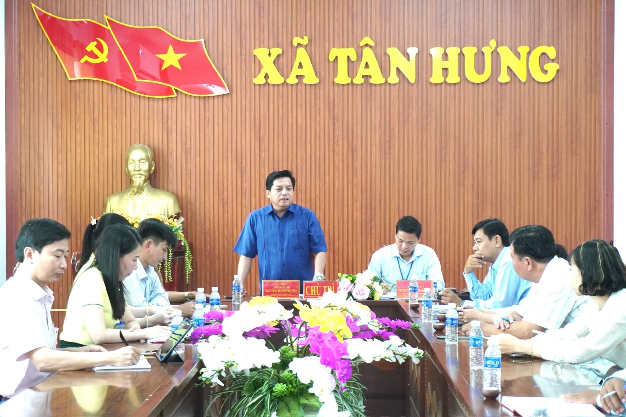CHỦ TỊCH UBND XÃ TÂN HƯNG LÀM VIỆC VỚI TRẠM Y TẾ XÃ VỀ CÔNG TÁC CHĂM SÓC, BẢO VỆ SỨC KHỎE NHÂN DÂN