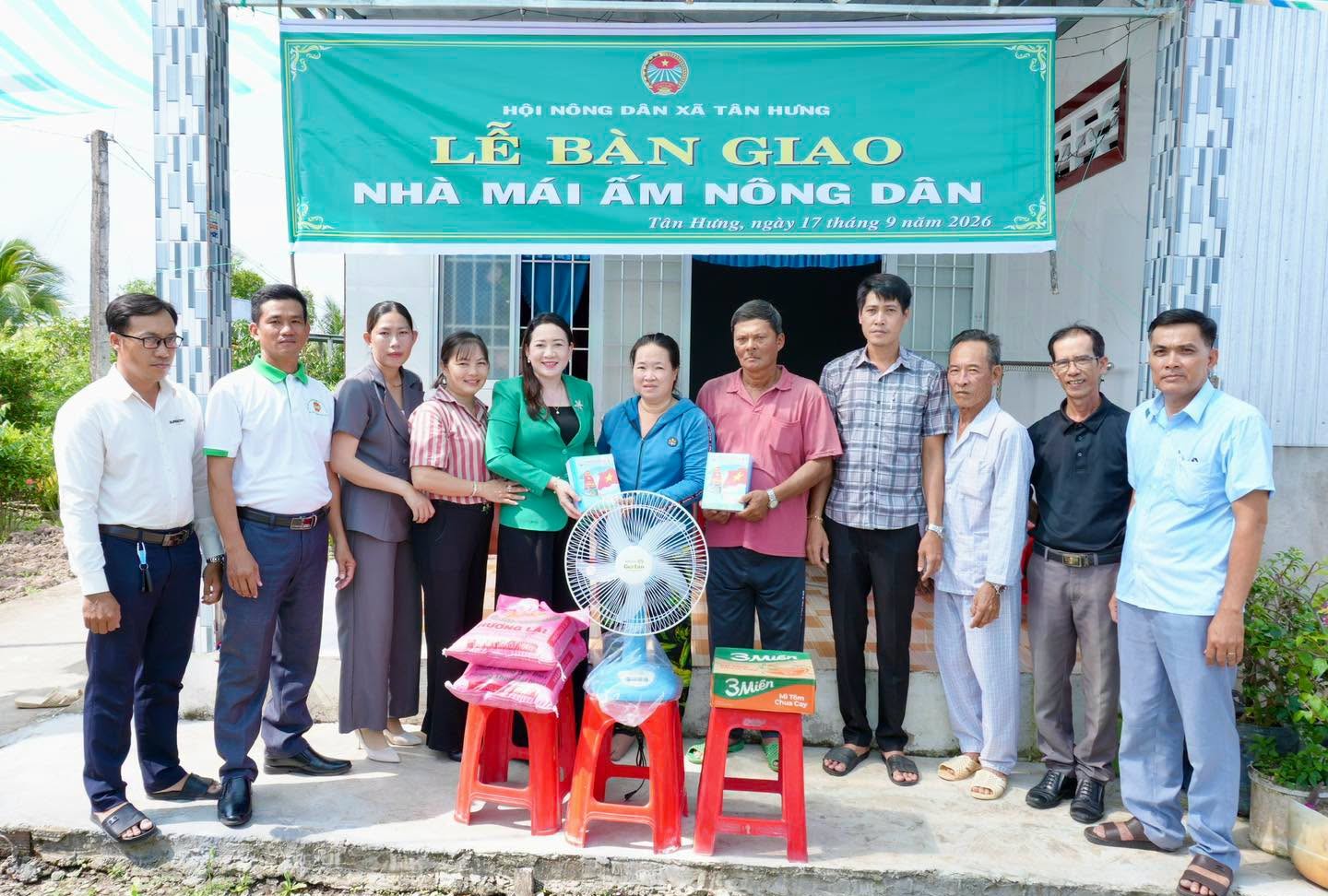 BÀN GIAO NHÀ MÁI ẤM NÔNG DÂN VÀ TRAO QUÀ CHO HỌC SINH CÓ HOÀN CẢNH KHÓ KHĂN
