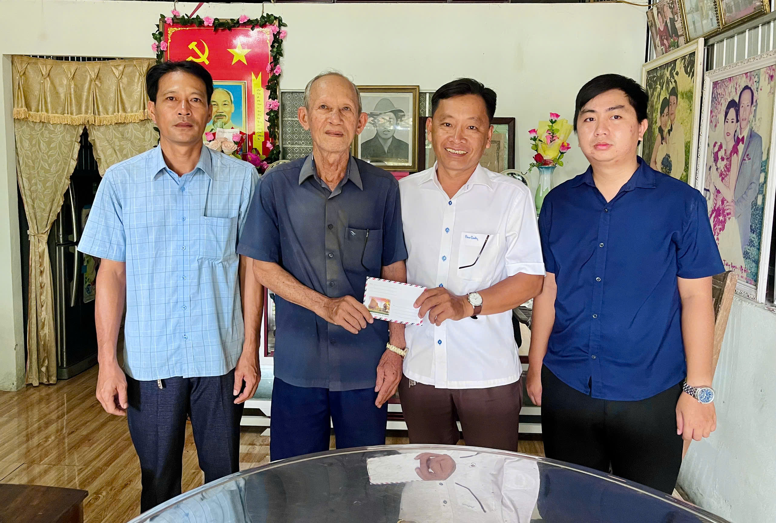 XÃ KHÁNH HƯNG THĂM, TẶNG QUÀ CÁC NẠN NHÂN CHẤT ĐỘC DA CAM/DIOXIN NHÂN KỶ NIỆM 65 NĂM THẢM HỌA DA CAM Ở VIỆT NAM