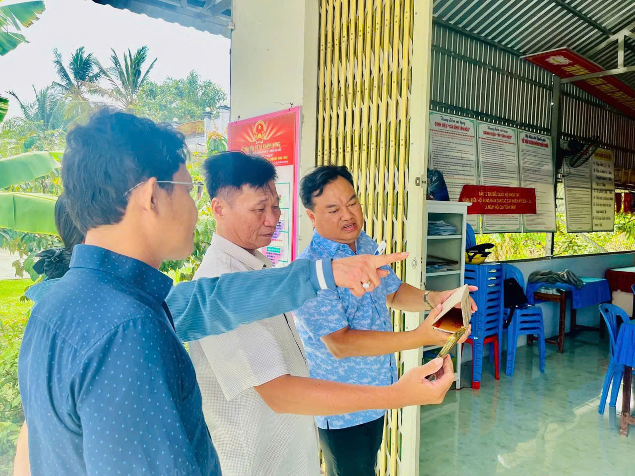 TỔ CÔNG TÁC SỐ 02 CỦA ĐẢNG UỶ KIỂM TRA, KHẢO SÁT CÔNG TÁC CHUẨN BỊ BẦU CỬ TẠI CÁC TỔ BẦU CỬ THUỘC BAN BẦU CỬ SỐ 01 
