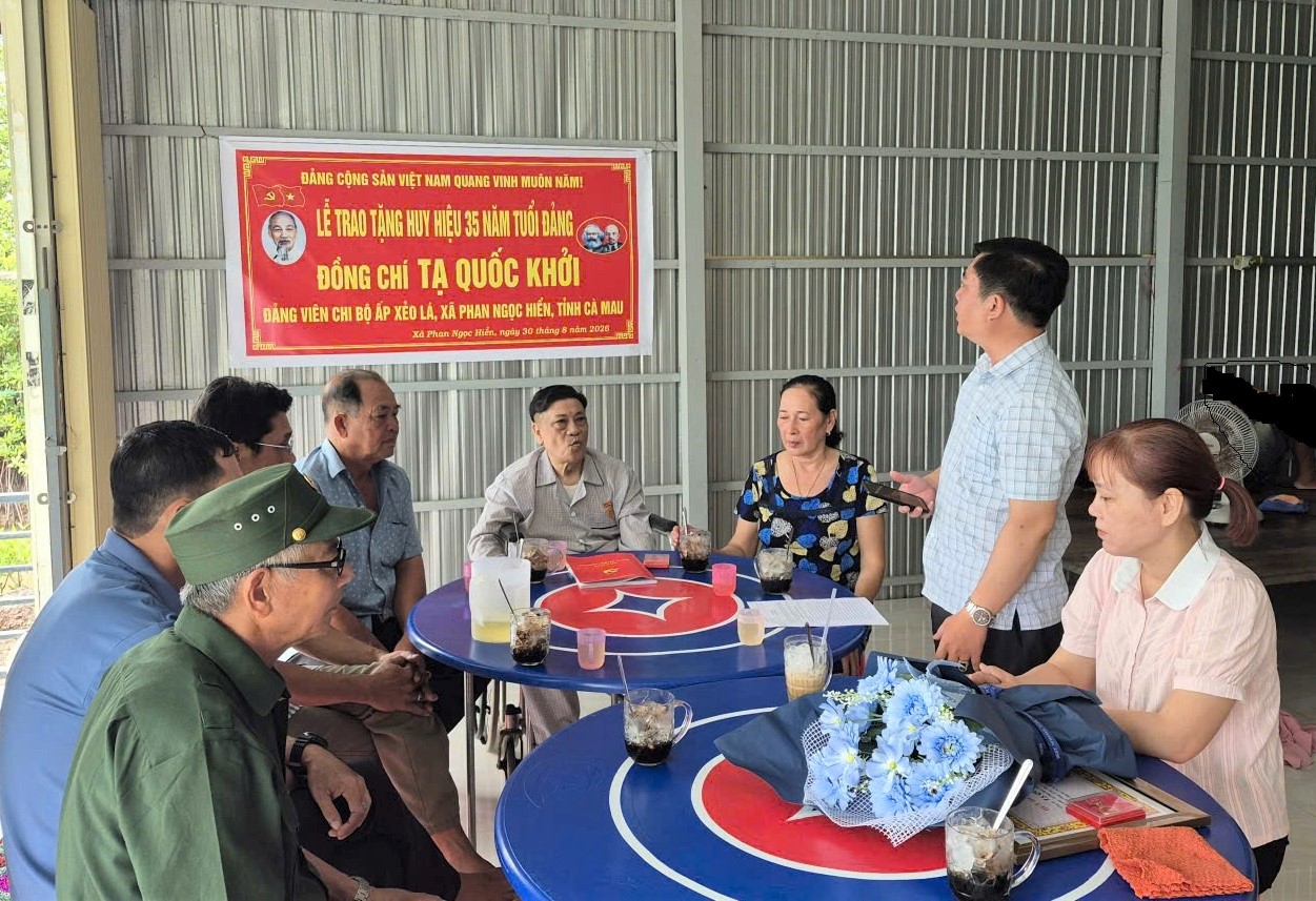 Xã Phan Ngọc Hiển: Trao huy hiệu Đảng đợt 2/9