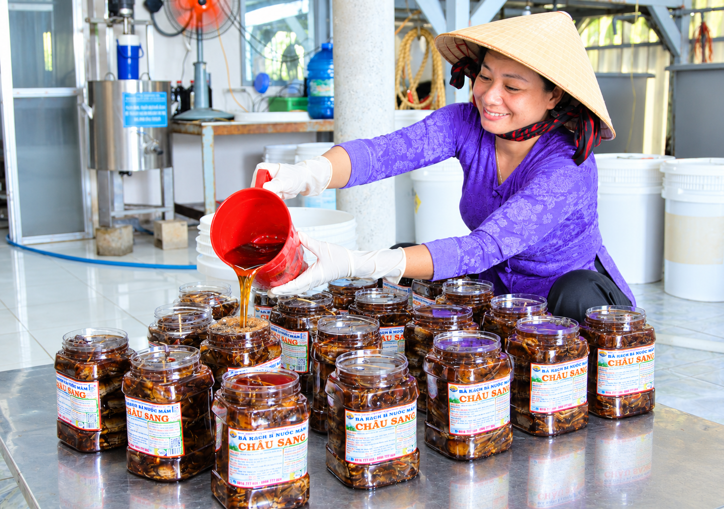 Xã Phan Ngọc Hiển: Ba khía ủ nước mắm đạt chuẩn Ocop 03 sao