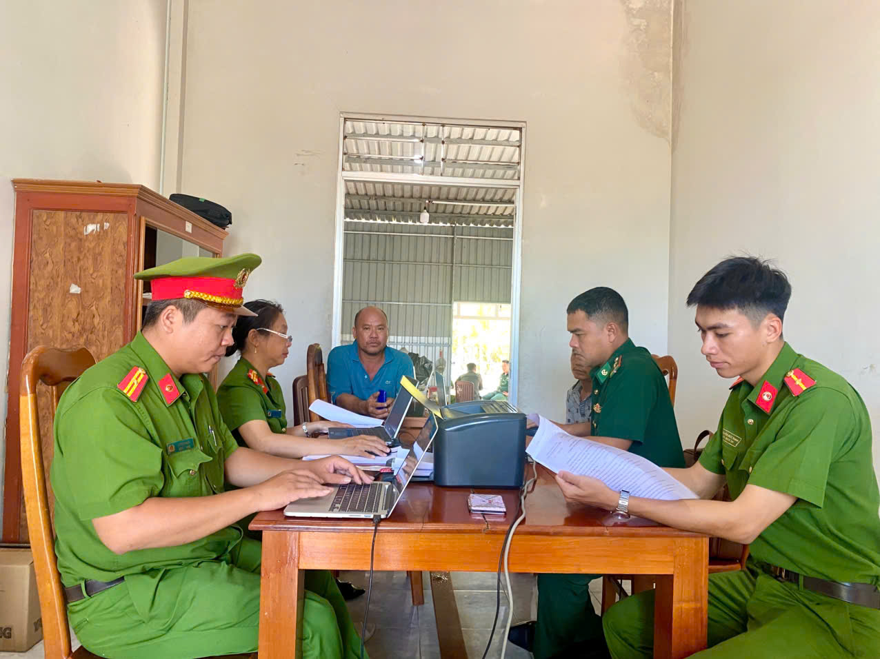 Công an xã Phan Ngọc Hiển phối hợp kiểm tra, làm sạch tệ nạn ma túy từ bờ ra biển