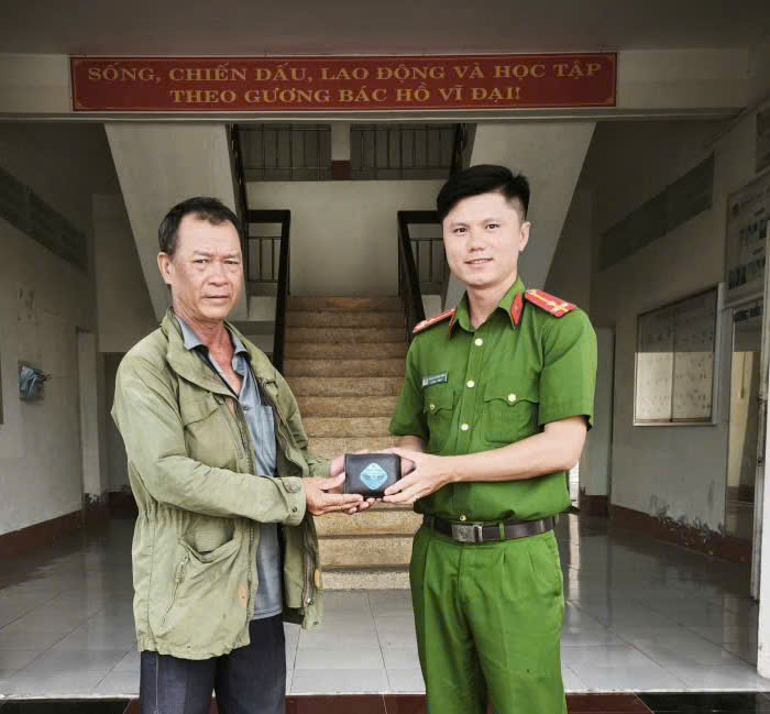 CÔNG AN XÃ PHAN NGỌC HIỂN: GẦN DÂN TỪ NHỮNG VIỆC LÀM BÌNH DỊ