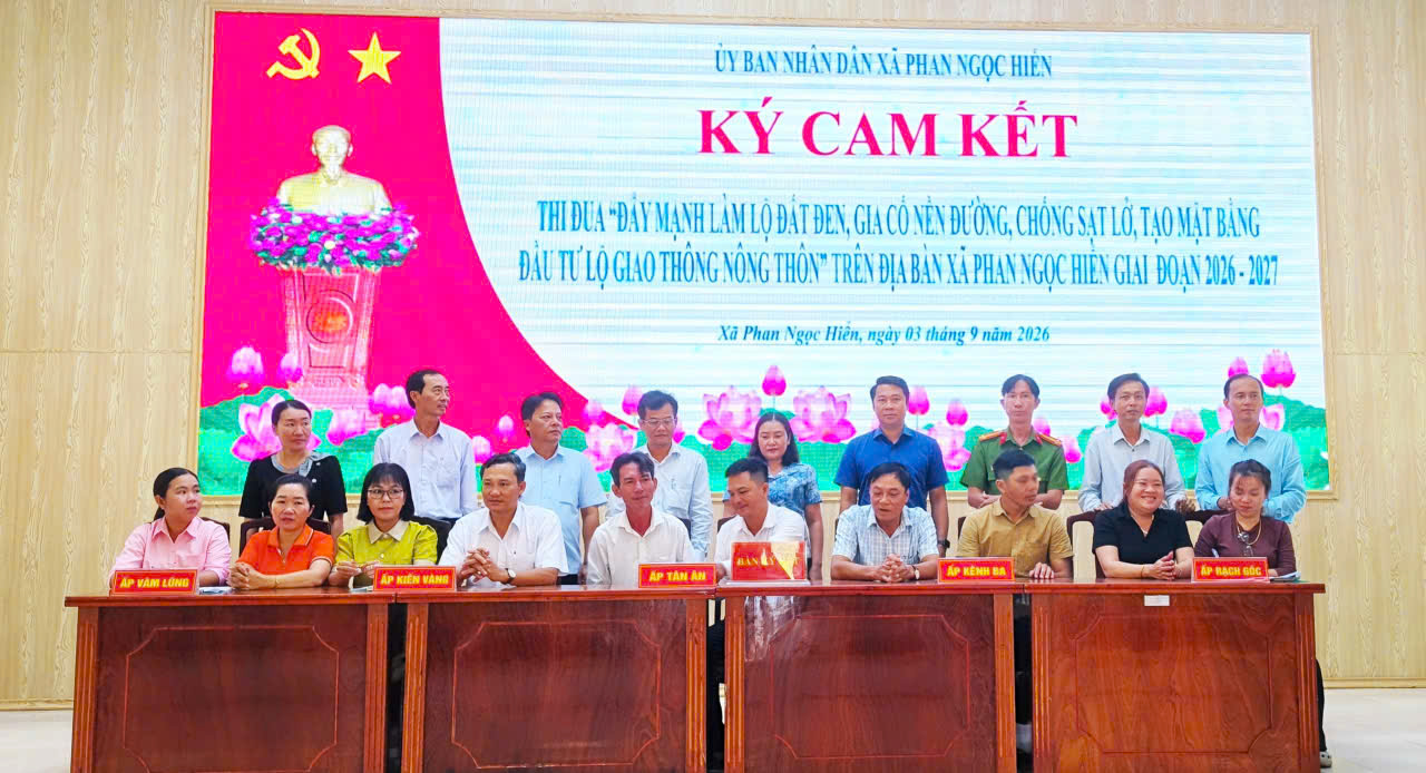 XÃ PHAN NGỌC HIỂN KÝ CAM KẾT THI ĐUA ĐẨY MẠNH LÀM LỘ ĐẤT ĐEN, GIA CỐ NỀN ĐƯỜNG, CHỐNG SẠT LỞ GIAI ĐOẠN 2026 - 2027