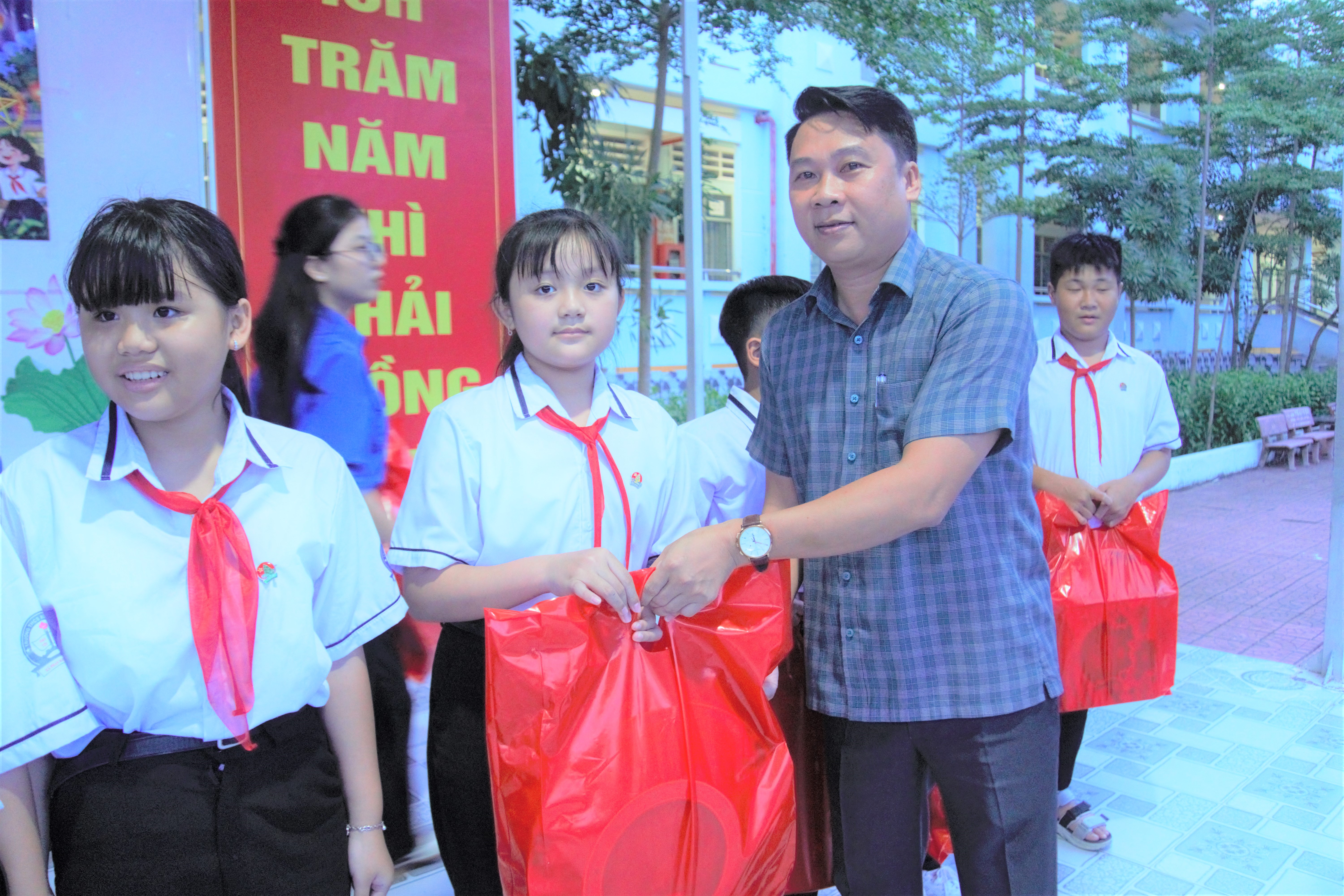 Xã Phan Ngọc Hiển: Trao tặng hơn 2.100 phần quà nhân dịp Tết Trung thu