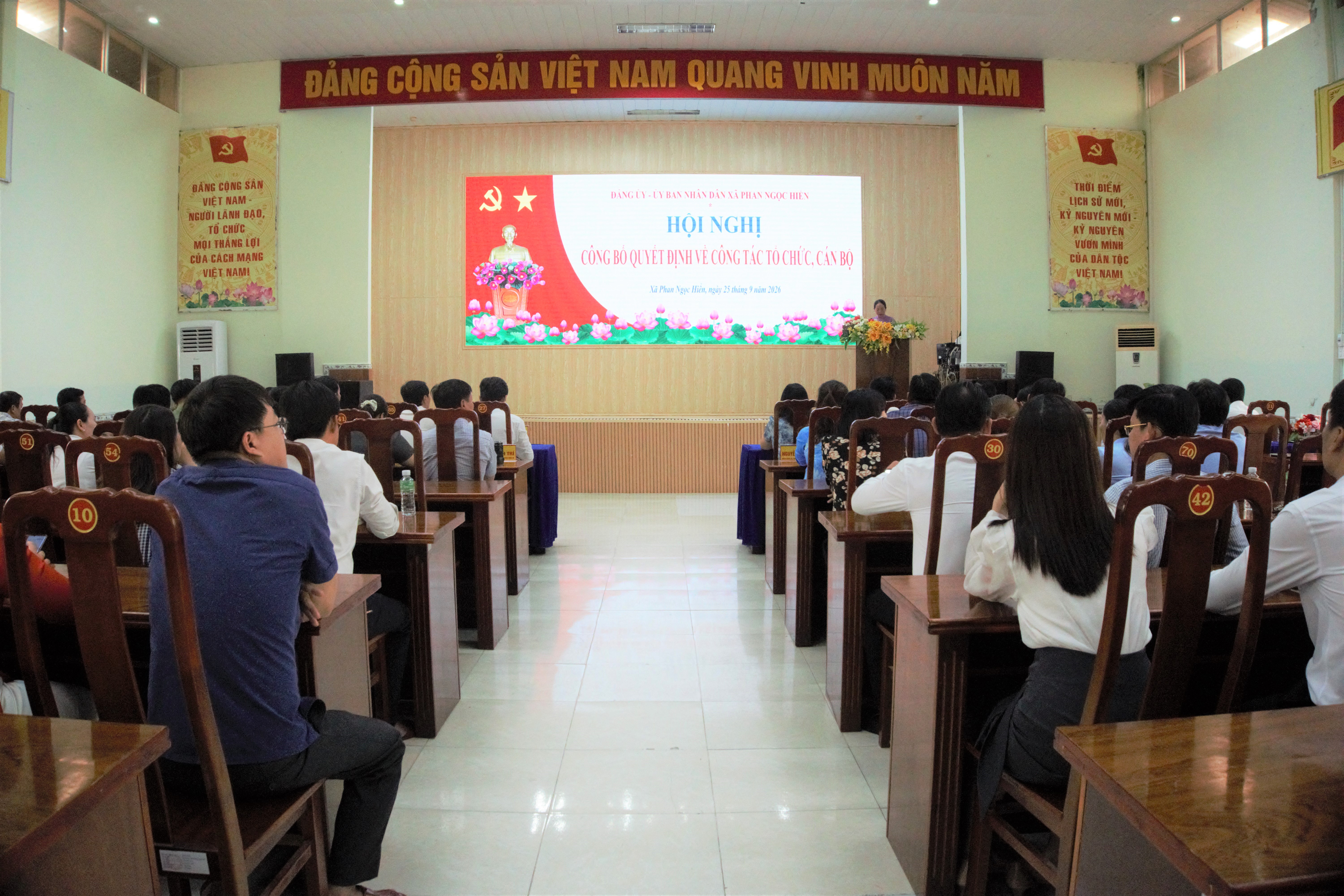 Đảng ủy, UBND xã Phan Ngọc Hiển: Hội nghị công bố Quyết định về công tác cán bộ