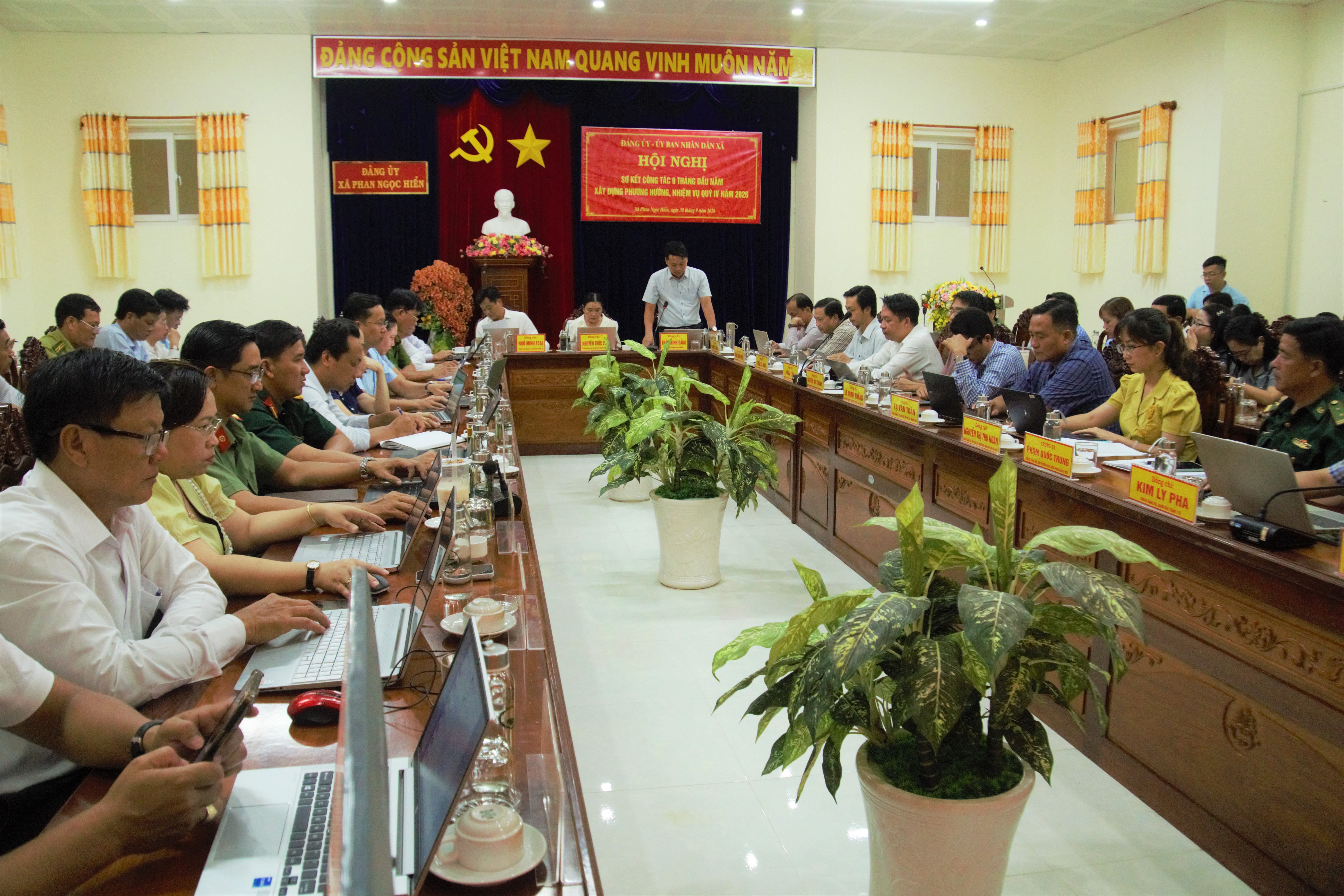 Đảng ủy-UBND xã Phan Ngọc Hiển: Hội nghị kiểm điểm lãnh đạo điều hành 9 tháng đầu năm 2026.