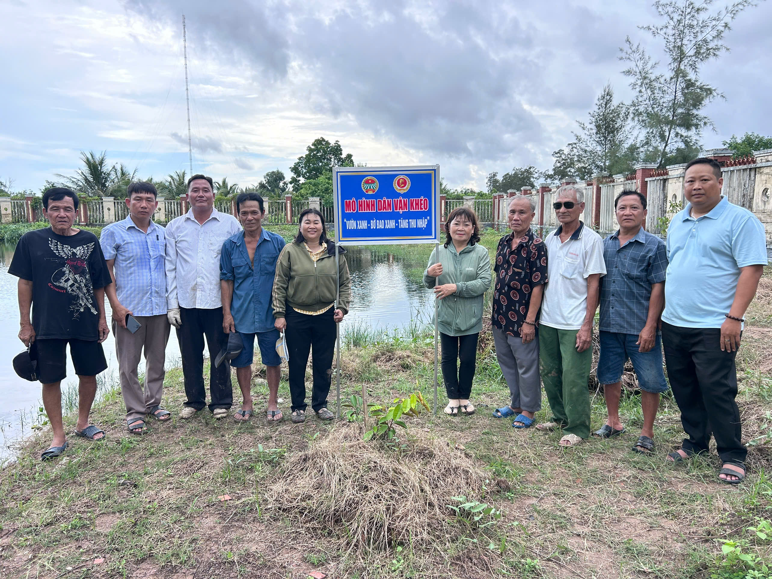 HỘI NÔNG DÂN VÀ HỘI CỰU CHIẾN BINH XÃ PHAN NGỌC HIỂN PHỐI HỢP XÂY DỰNG MÔ HÌNH TẬN DỤNG ĐẤT TRỐNG, BỜ BAO VUÔNG TÔM PHÁT TRIỂN KINH TẾ