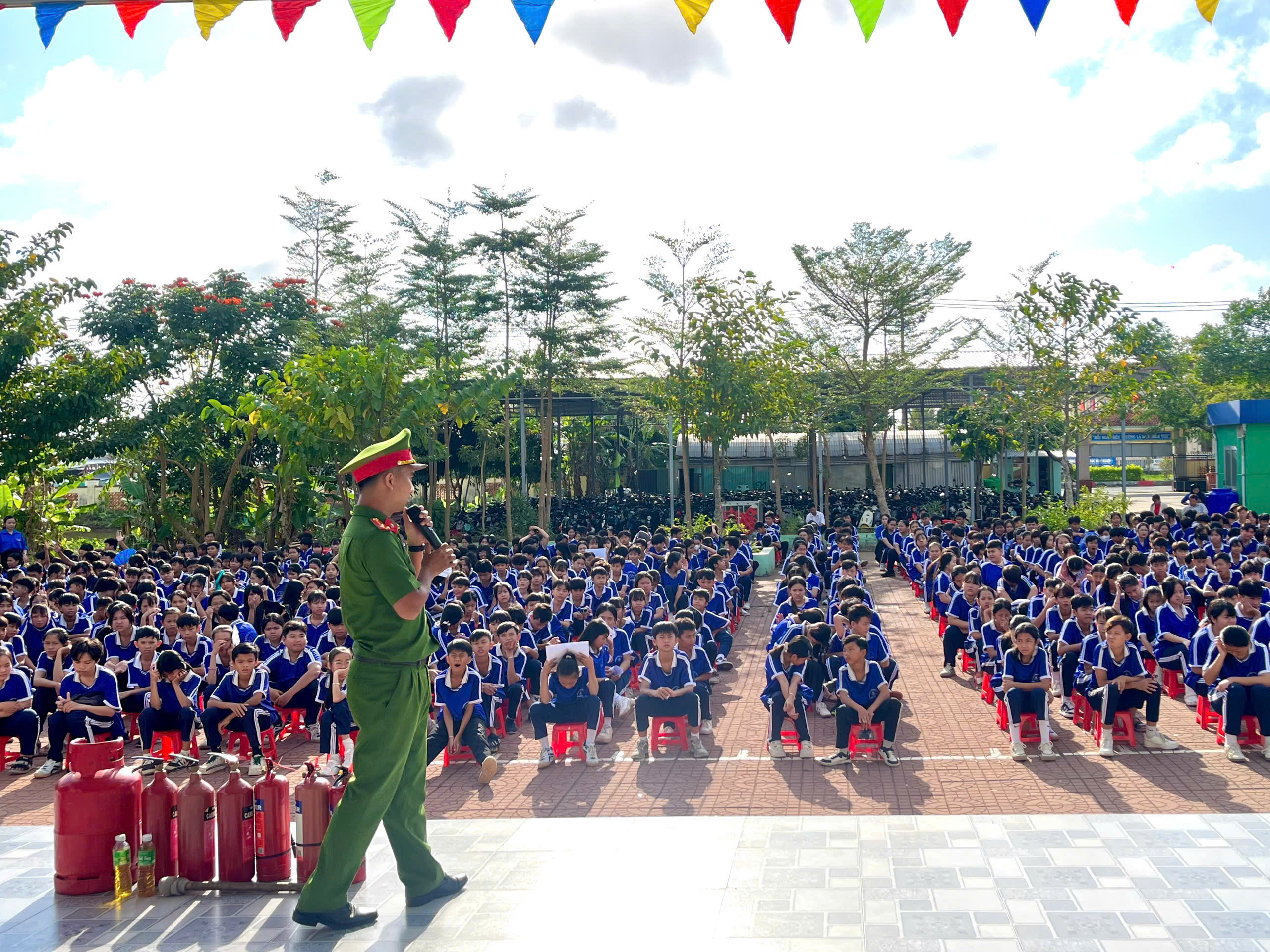 Sôi nổi chương trình trải nghiệm “Hành trang an toàn” tại trường THCS Bông Văn Dĩa, xã Phan Ngọc Hiển