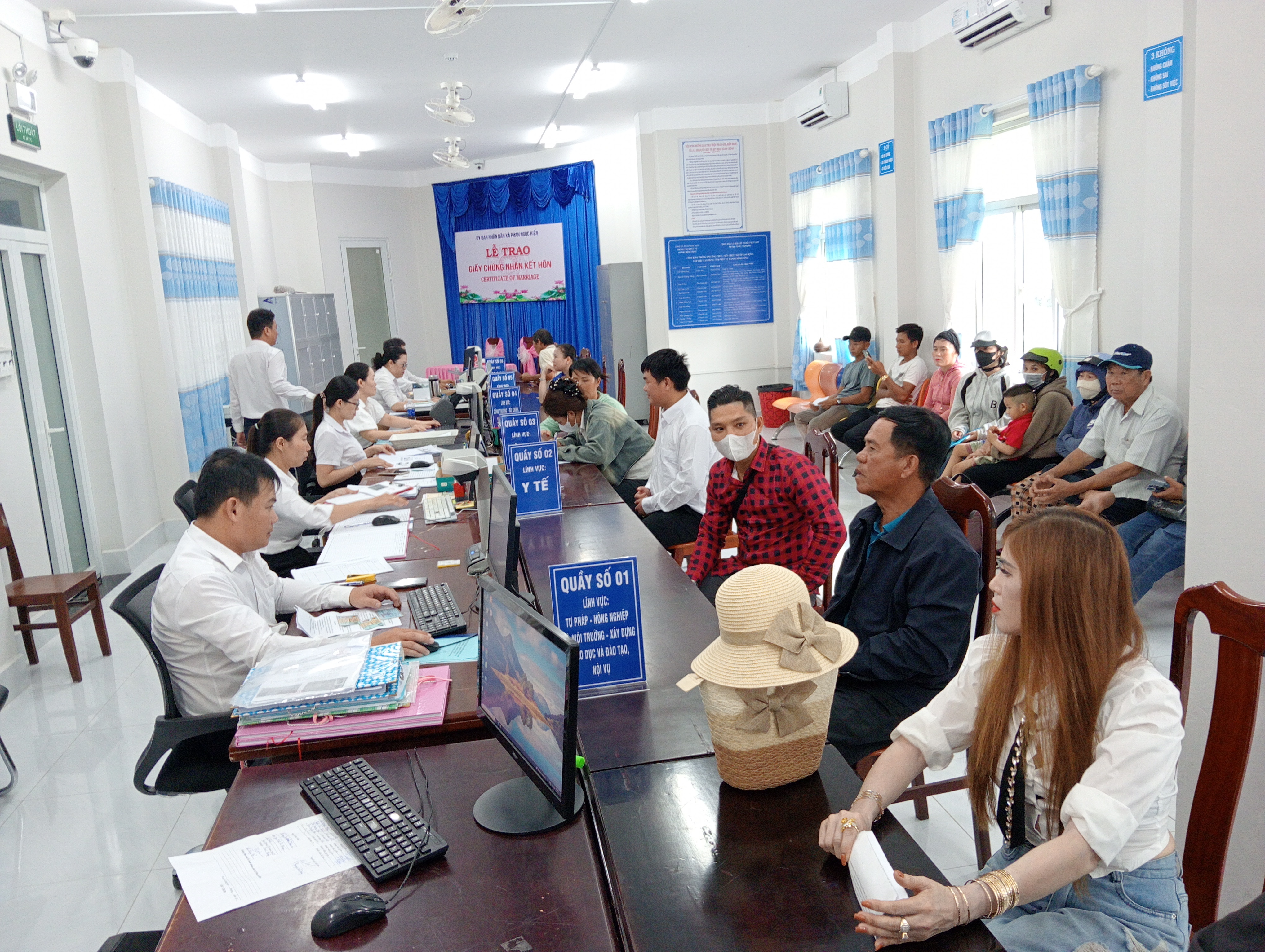 Xã Phan Ngọc Hiển: Tiếp nhận và giải quyết thủ tục hành chính hơn 580 hồ sơ