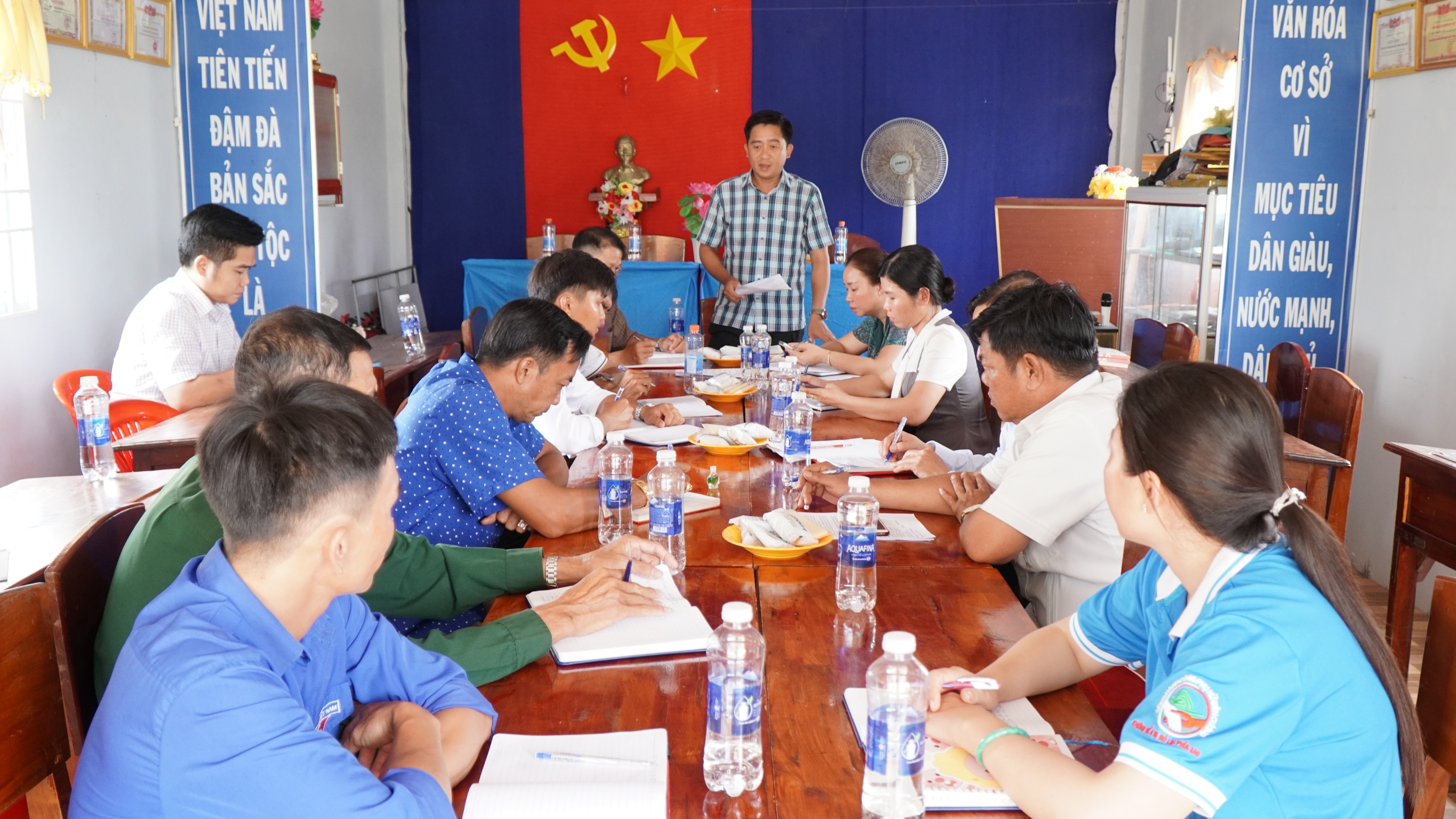 Bí thư Đảng ủy xã Đất Mũi làm việc với Chi bộ ấp Vịnh Nước Sôi