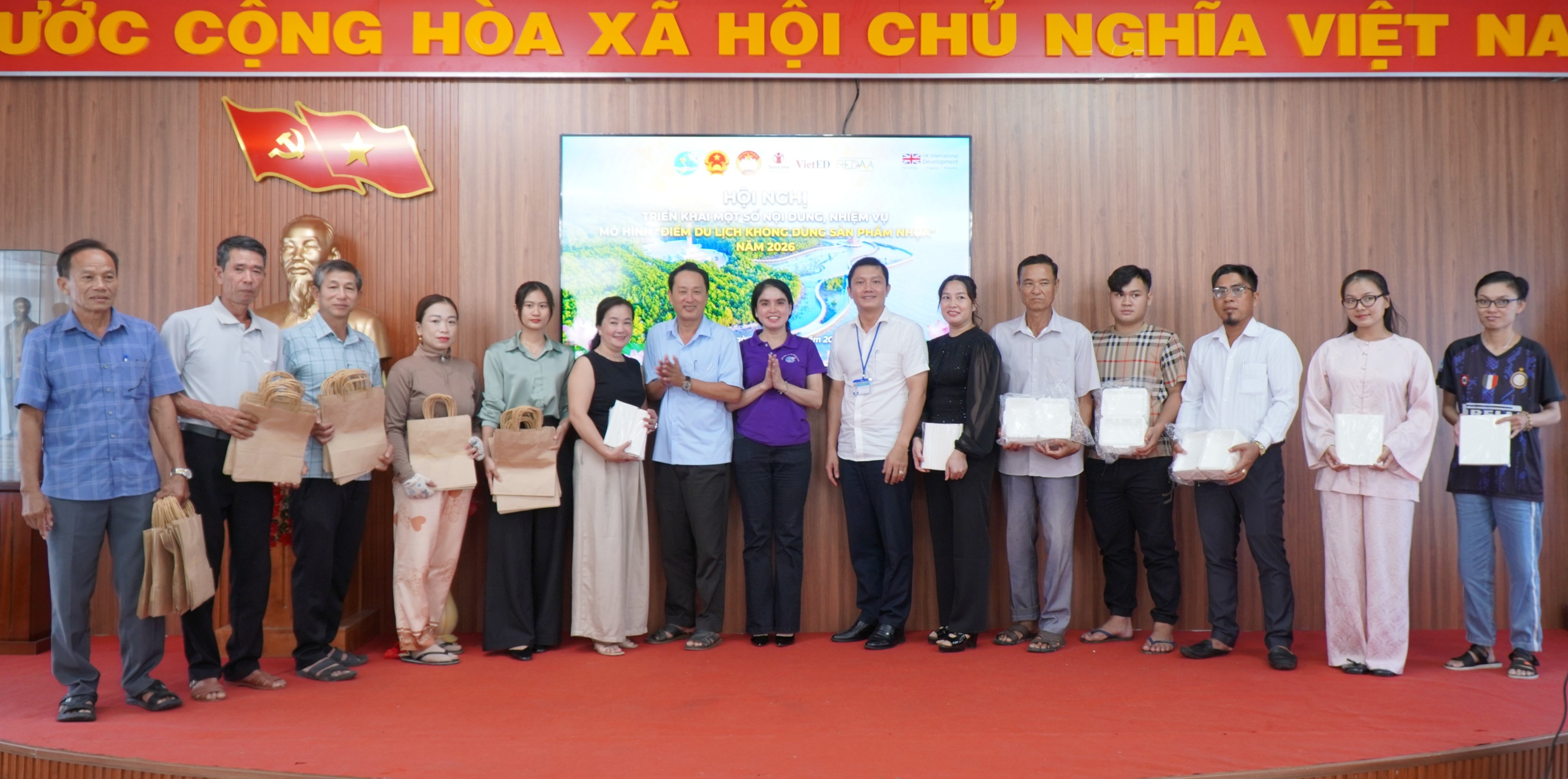 UBMTTQ Việt Nam xã Đất Mũi xây dựng mô hình không dùng sản phẩm nhựa