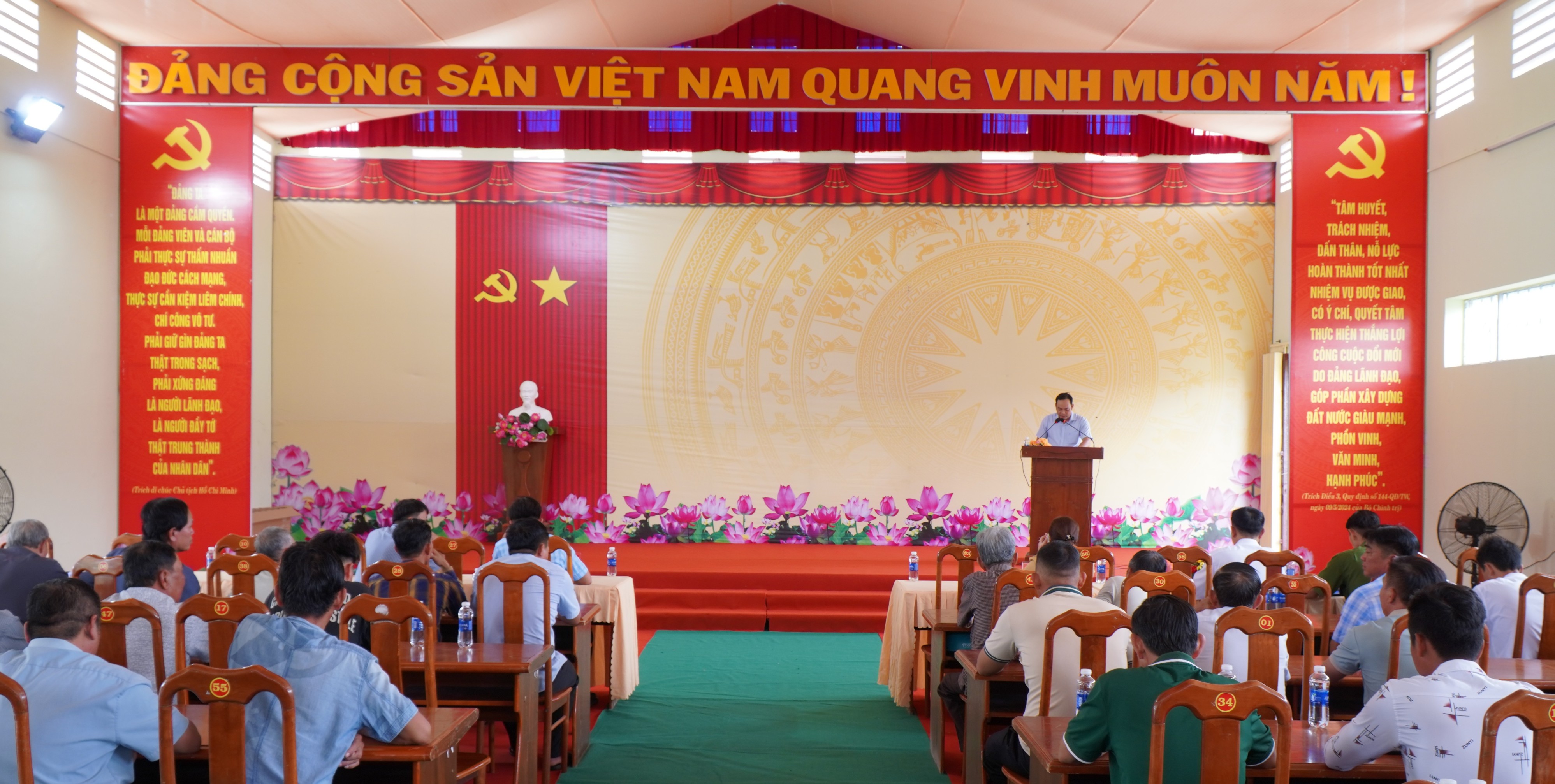 Đảng ủy xã Đất Mũi nghiên cứu, học tập một số Nghị quyết, Chỉ thị của Bộ Chính trị