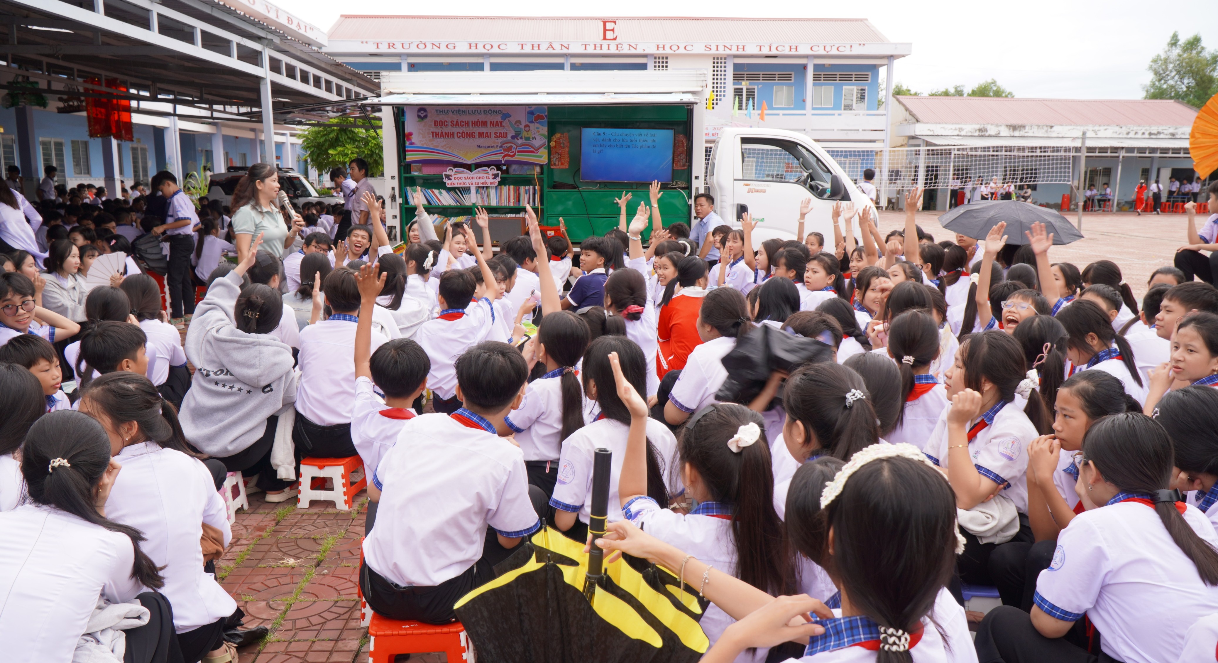 Xe thư viện lưu động lan tỏa niềm vui đọc sách