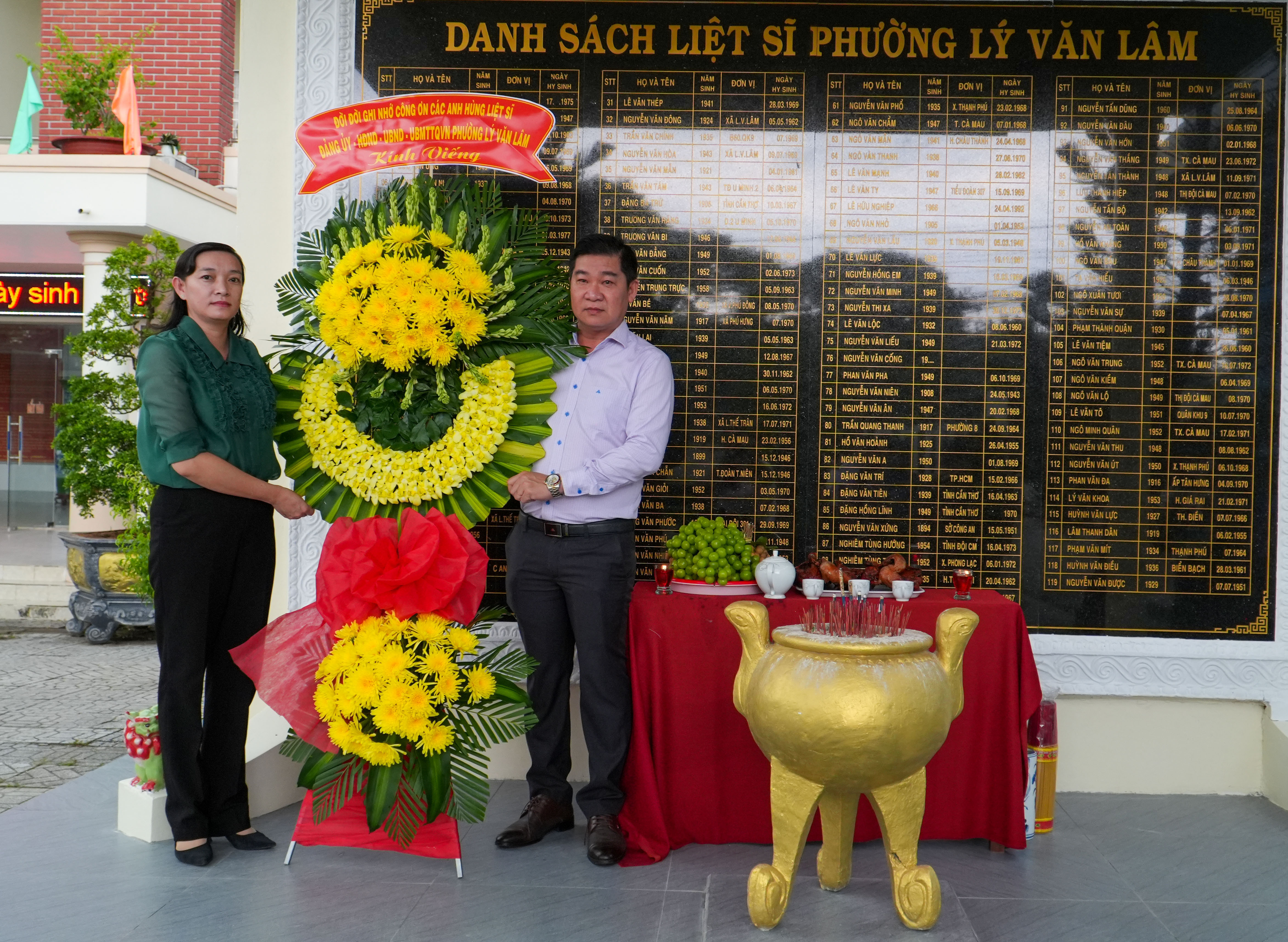 Phường Lý Văn Lâm viếng Nhà bia kỷ niệm 81 năm Cách mạng Tháng Tám và Quốc khánh 2/9 