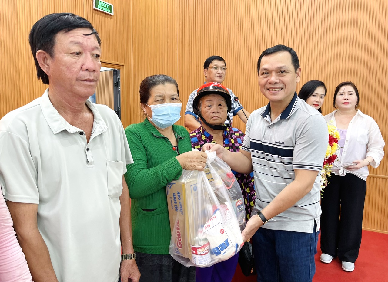 Tặng quà cho hộ nghèo, cận nghèo, hộ có hoàn cảnh khó khăn