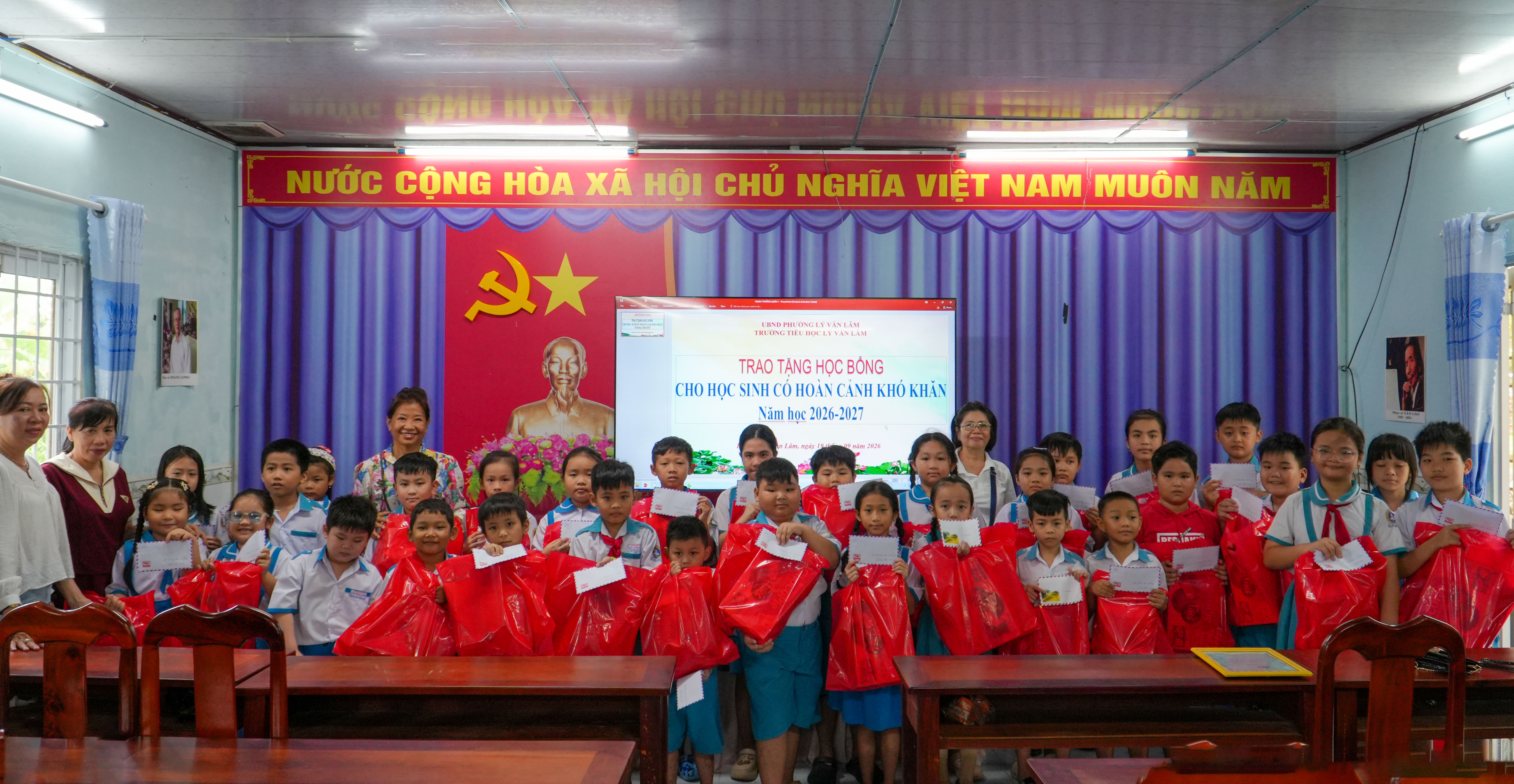 Trường Tiểu học Lý Văn Lâm trao học bổng cho học sinh có hoàn cảnh khó khăn