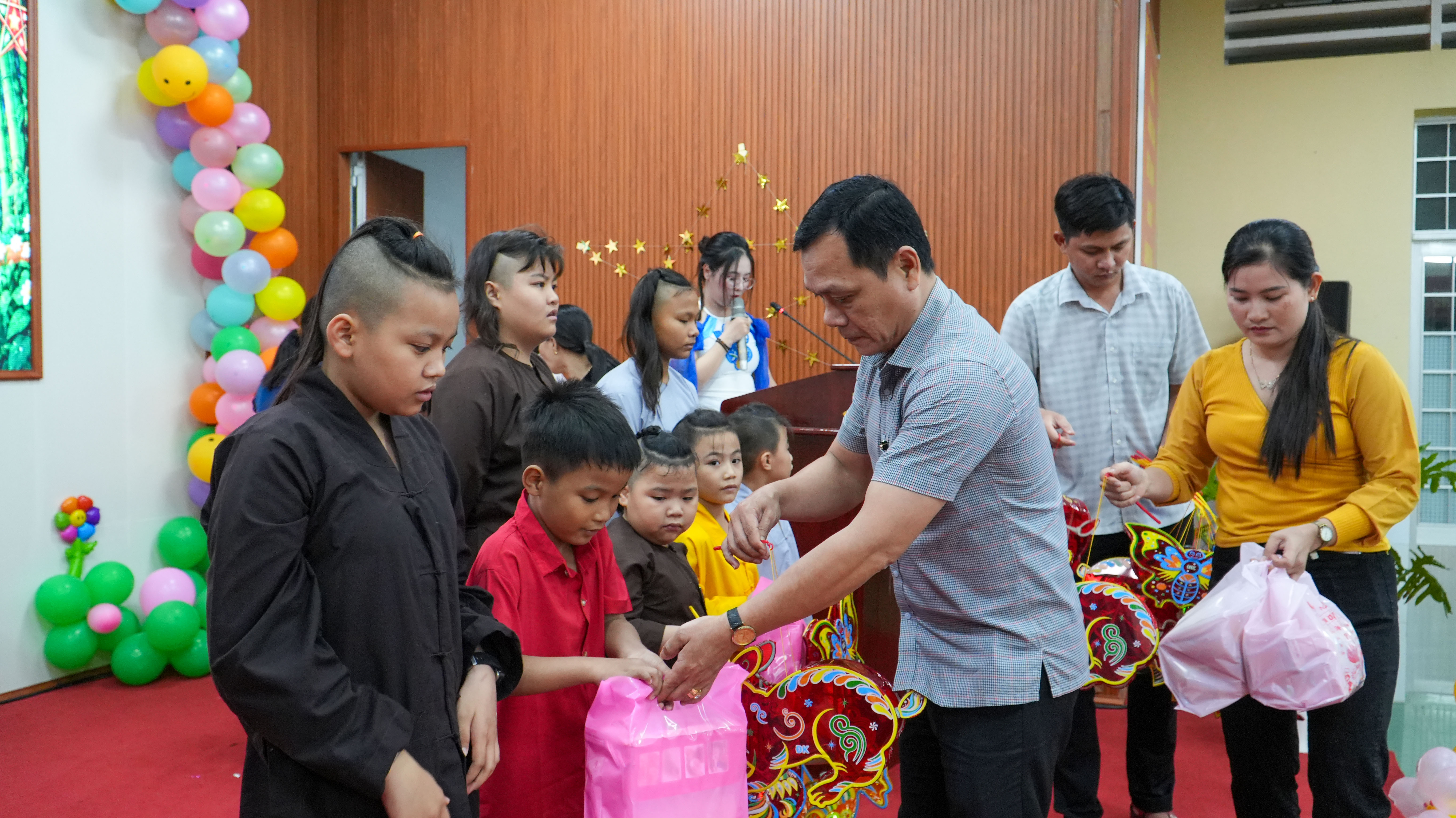 Phường Lý Văn Lâm tổ chức nhiều hoạt động vui Tết Trung thu cho trẻ em