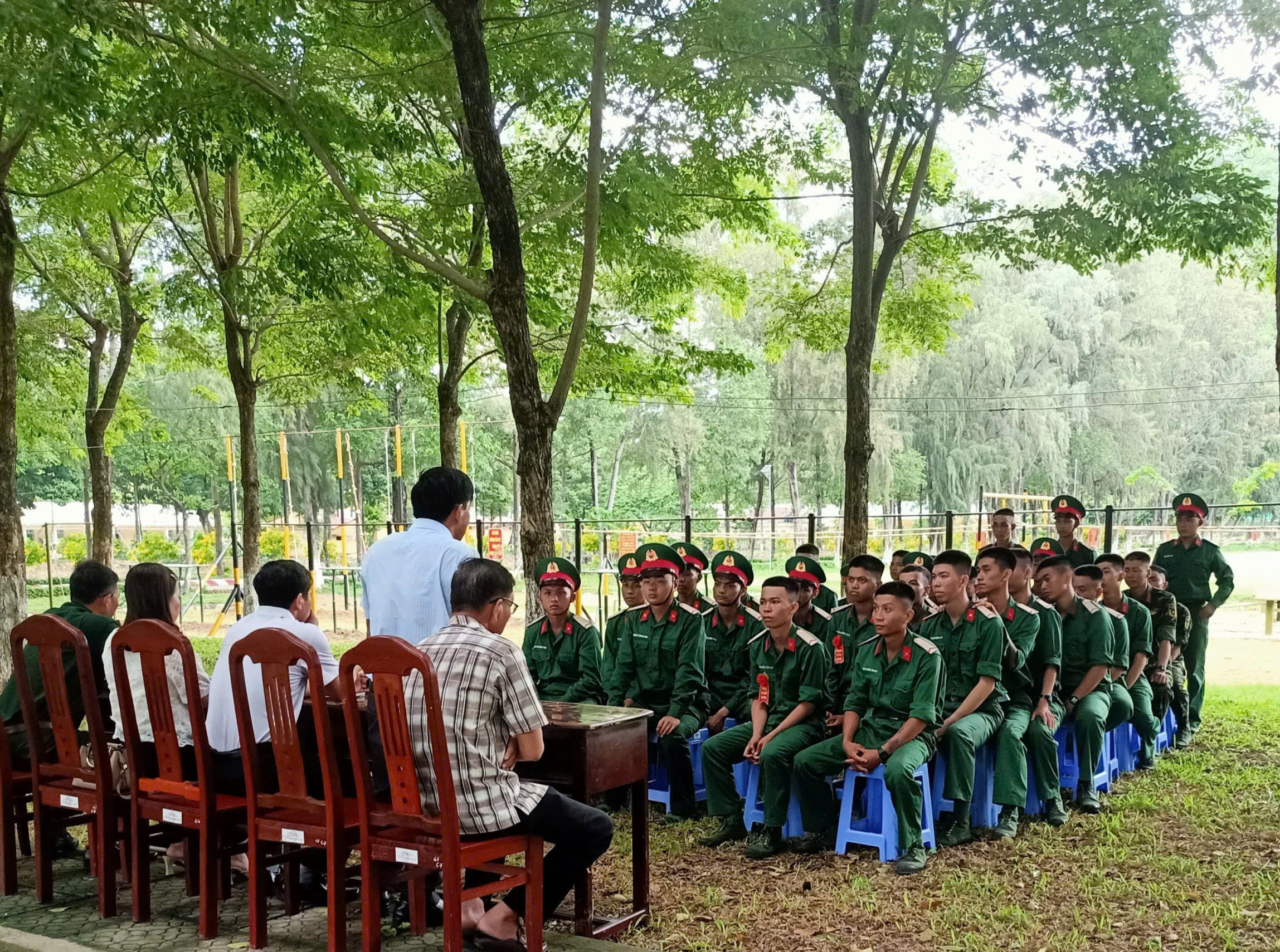 Đoàn công tác xã Lương Thế Trân thăm Trung đoàn 20 và dự lễ tuyên thệ chiến sĩ mới năm 2026