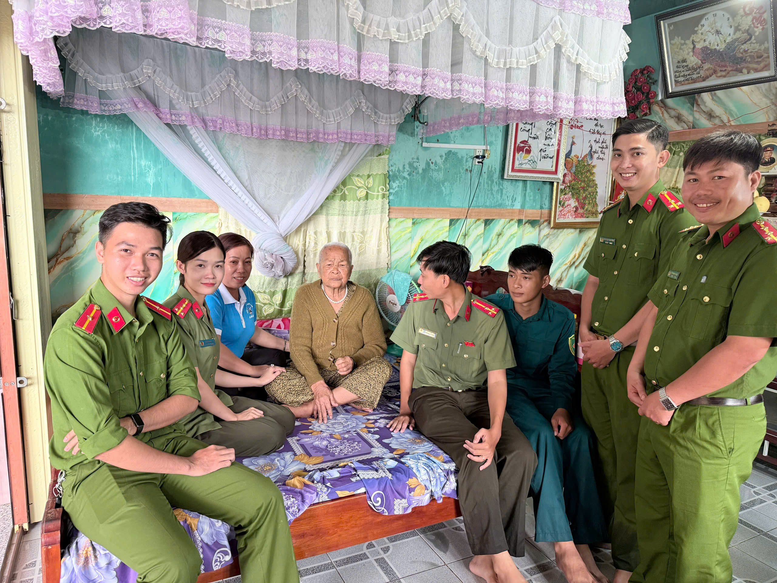 TUỔI TRẺ CÔNG AN XÃ LƯƠNG THẾ TRÂN THĂM MẸ VIỆT NAM ANH HÙNG 