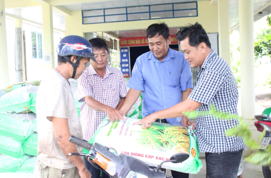 BÀN GIAO VẬT TƯ THỰC HIỆN DỰ ÁN PHÁT TRIỂN VÙNG NGUYÊN LIỆU LÚA BL9