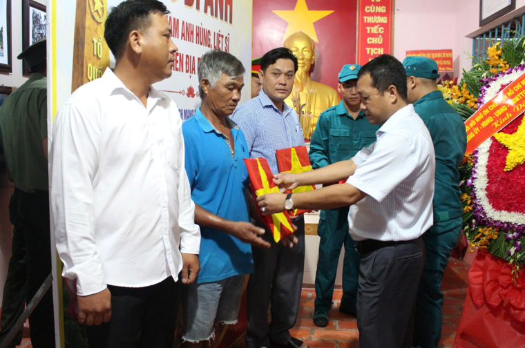 TRÍ PHẢI DÂNG HƯƠNG TẠI PHỦ THỜ BÁC HỒ NHÂN DỊP QUỐC KHÁNH 2/9