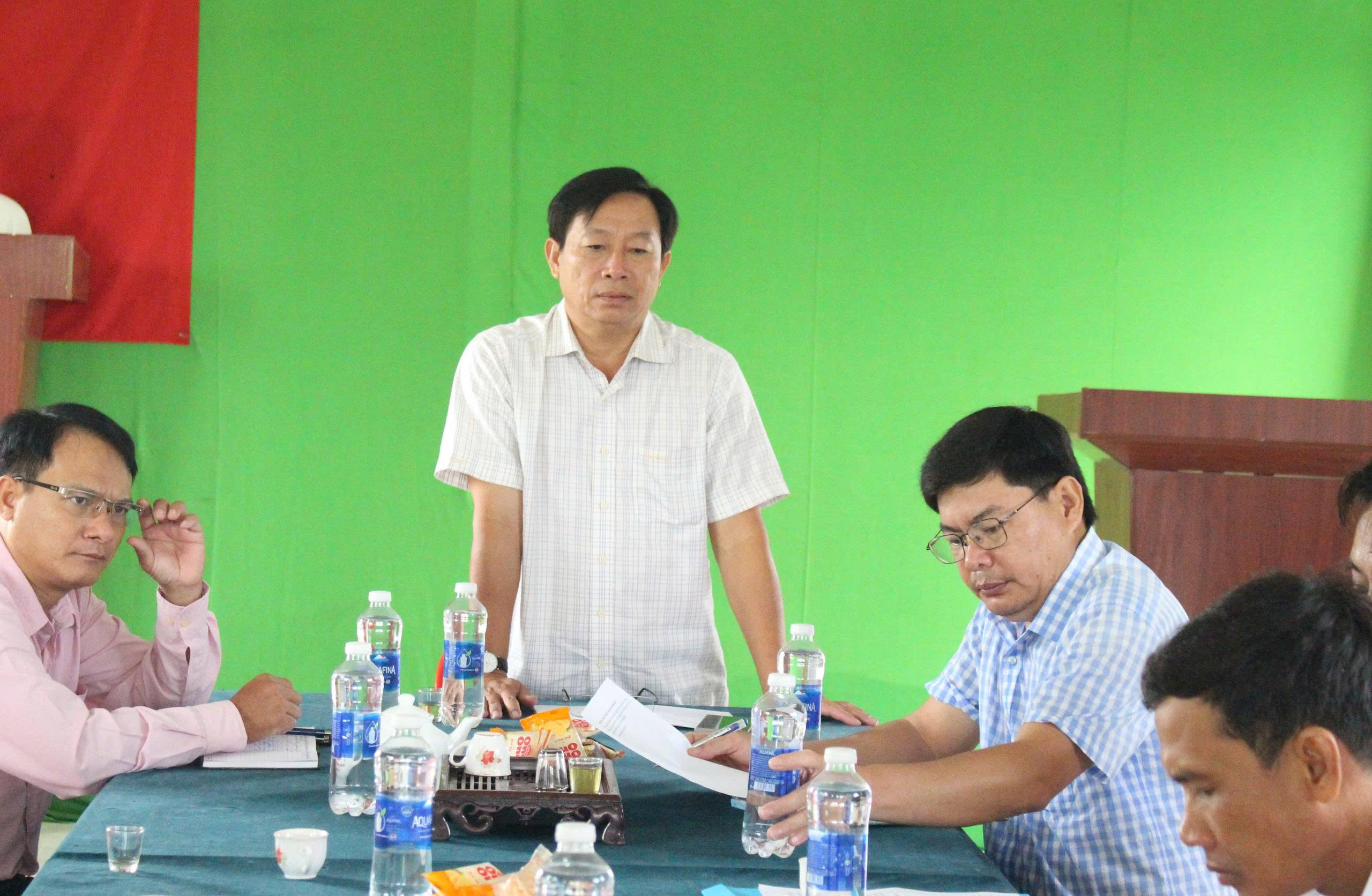 BÍ THƯ ĐẢNG ỦY XÃ TIẾP CÔNG DÂN TẠI ẤP TRÀM THẺ