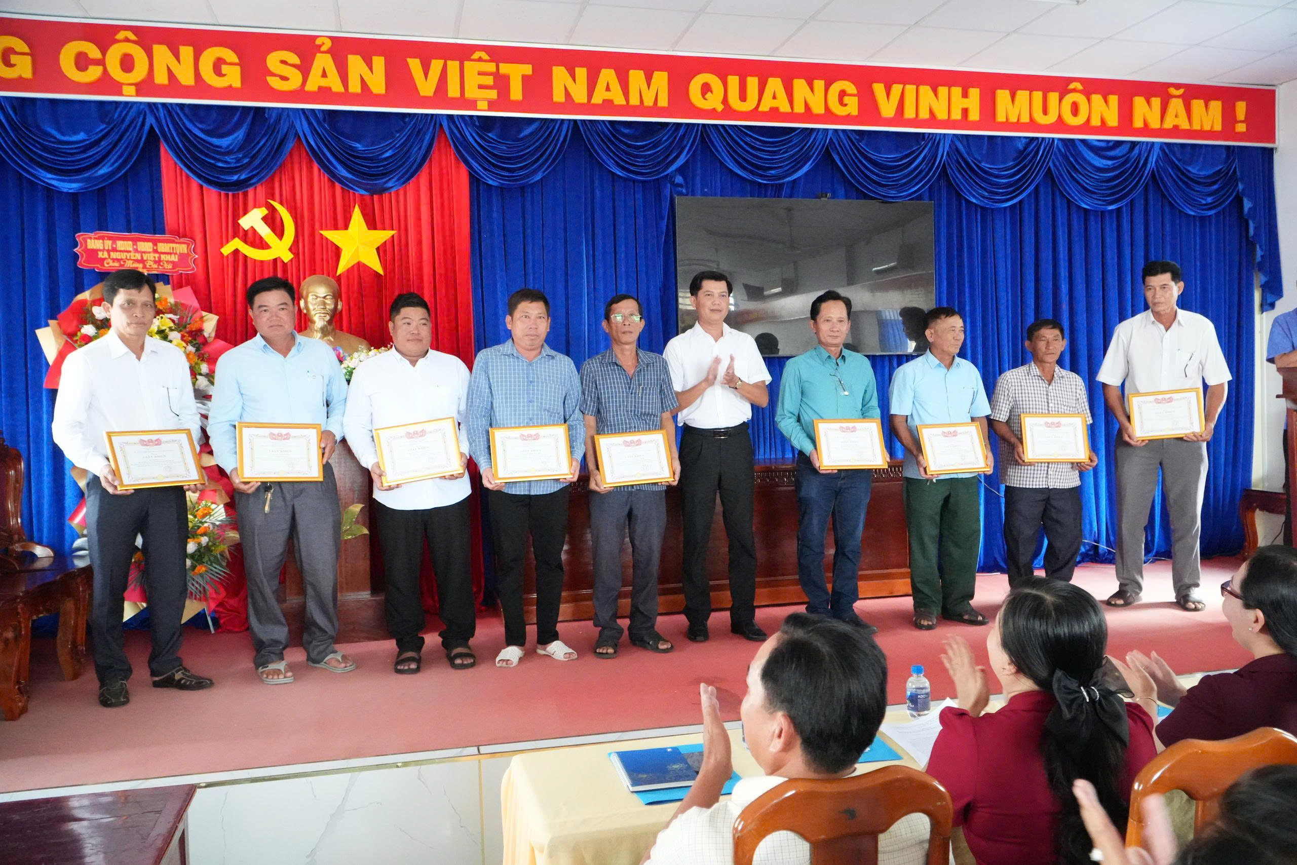 Anh-tin-bai
