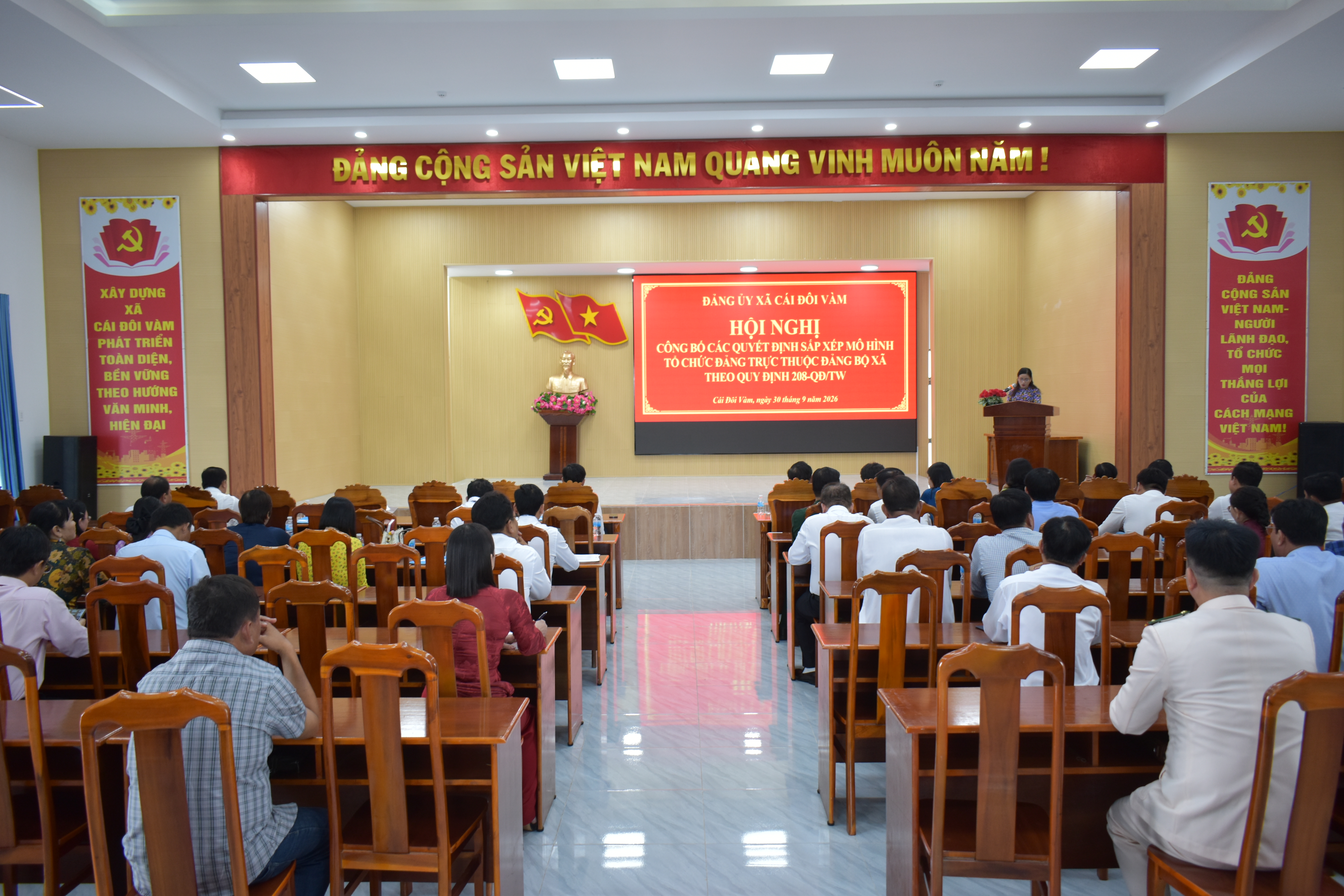 Hội nghị công bố các quyết định sắp xếp mô hình tổ chức Đảng trực thuộc Đảng bộ xã theo quyết định 208-QĐ/TW
