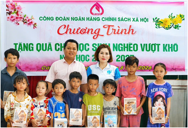Công đoàn bộ phận Phòng Giao dịch NHCSXH Phú Tân tặng quà cho học sinh nghèo vượt khó nhân dịp năm học mới 2026 - 2027