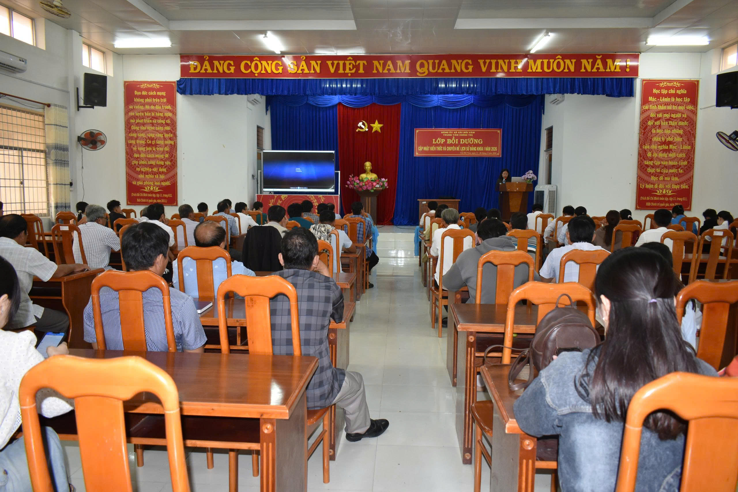 Trung tâm Chính trị xã Cái Đôi Vàm tổ chức Lễ khai giảng lớp Bồi dưỡng cập nhật kiến thức và Chuyên đề lịch sử Đảng