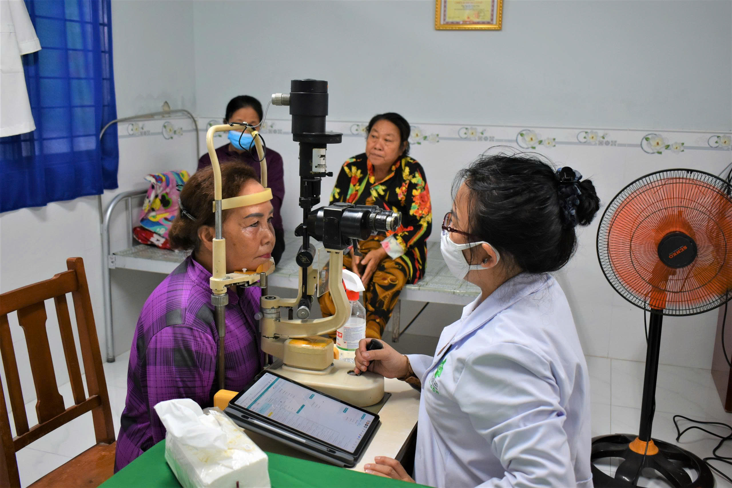 Trạm Y tế xã Cái Đôi Vàm phối hợp tổ chức khám mắt miễn phí cho người dân