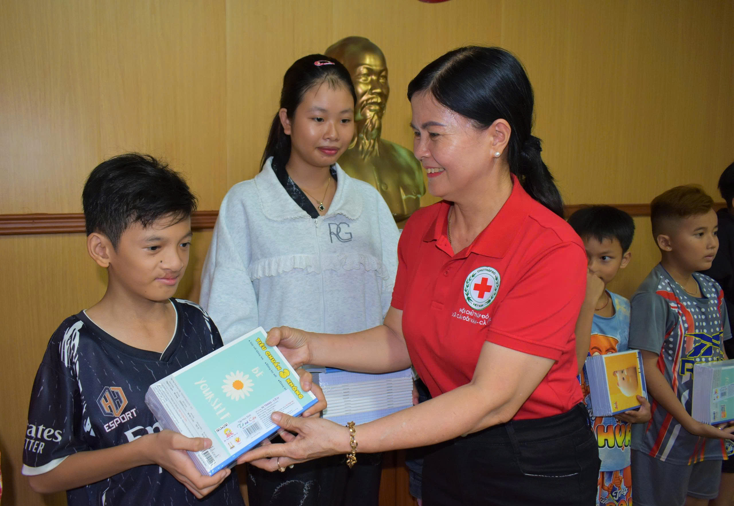 Hội Đông y và Hội Chữ thập đỏ xã Cái Đôi Vàm trao quà hỗ trợ học sinh có hoàn cảnh khó khăn
