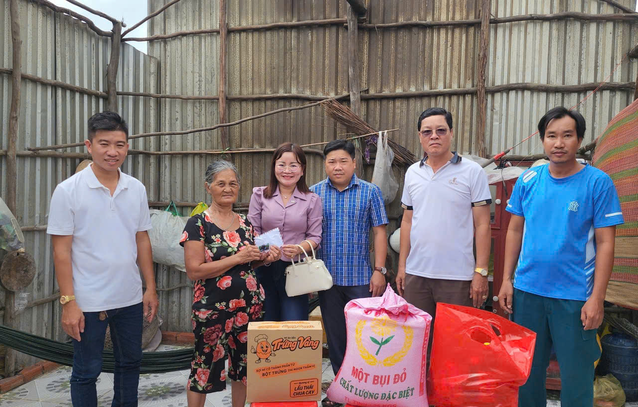 Khánh An thăm hỏi, hỗ trợ hộ dân có nhà bị tốc mái