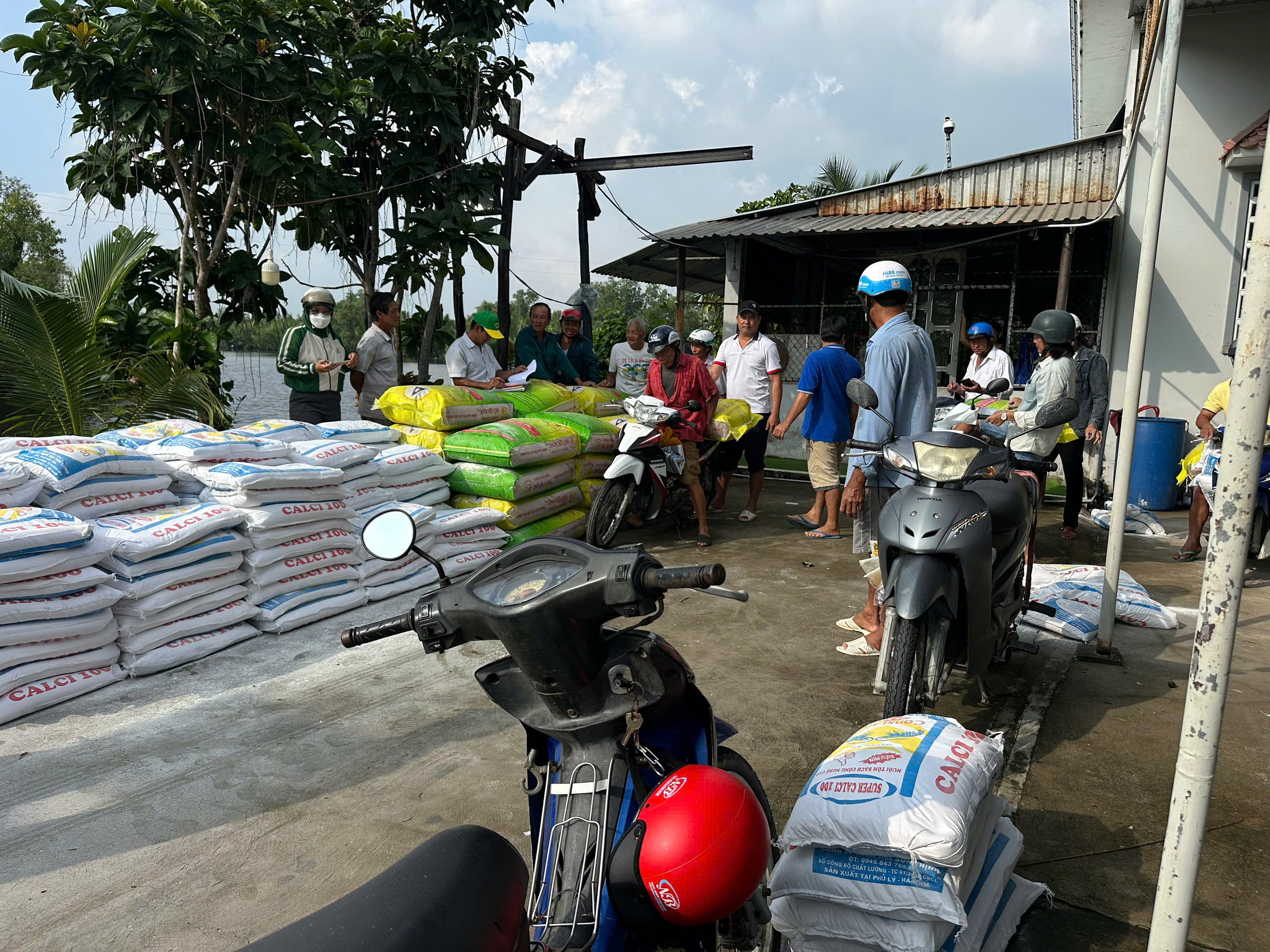 Xã Khánh An, 30 hộ dân thực hiện mô hình canh tác lúa chất lượng cao nhận lúa giống và vật tư thực hiện mô hình
