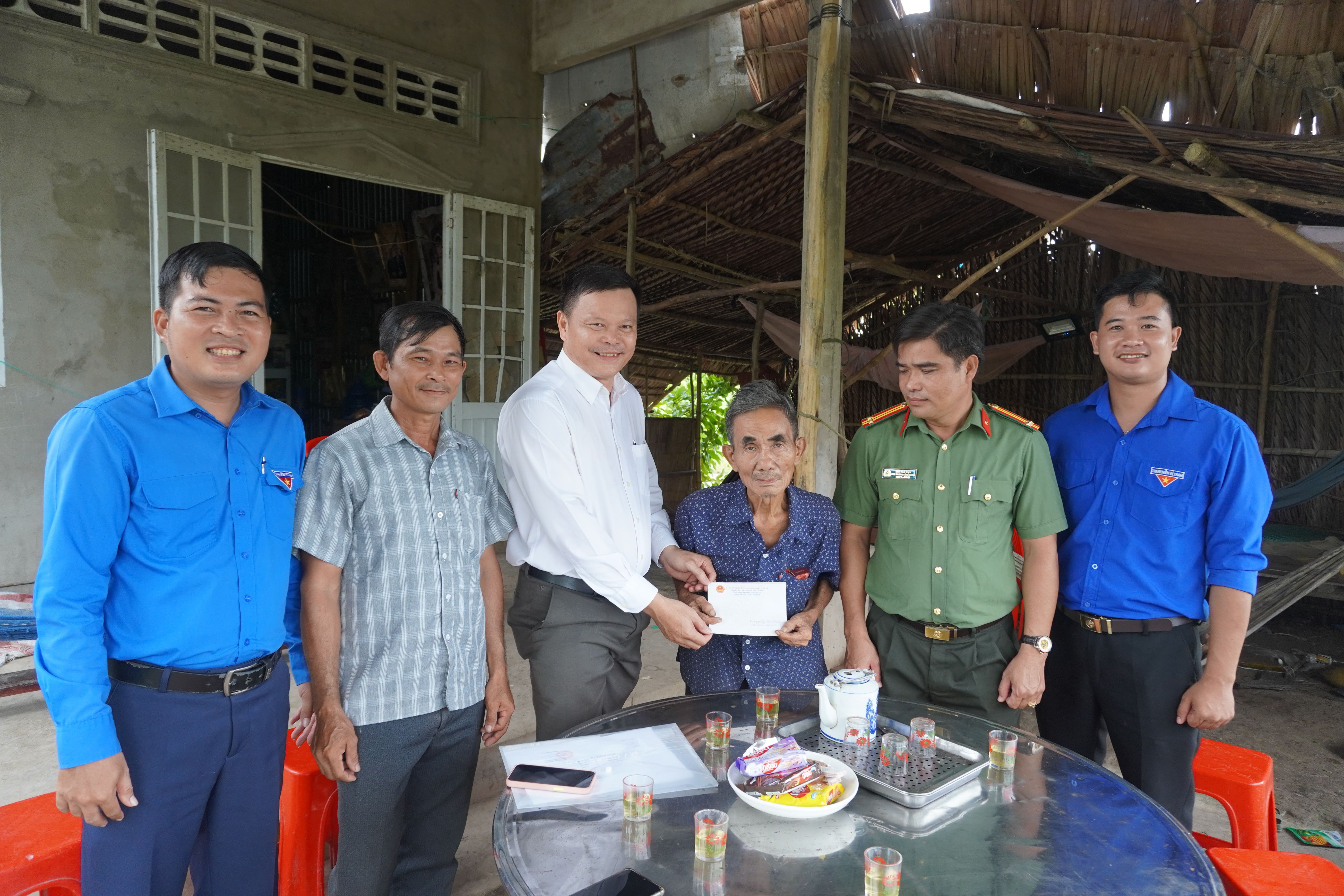 XÃ KHÁNH AN THĂM HỎI, TẶNG QUÀ NHÂN DỊP LỄ SEN DOLTA CỦA ĐỒNG BÀO KHMER