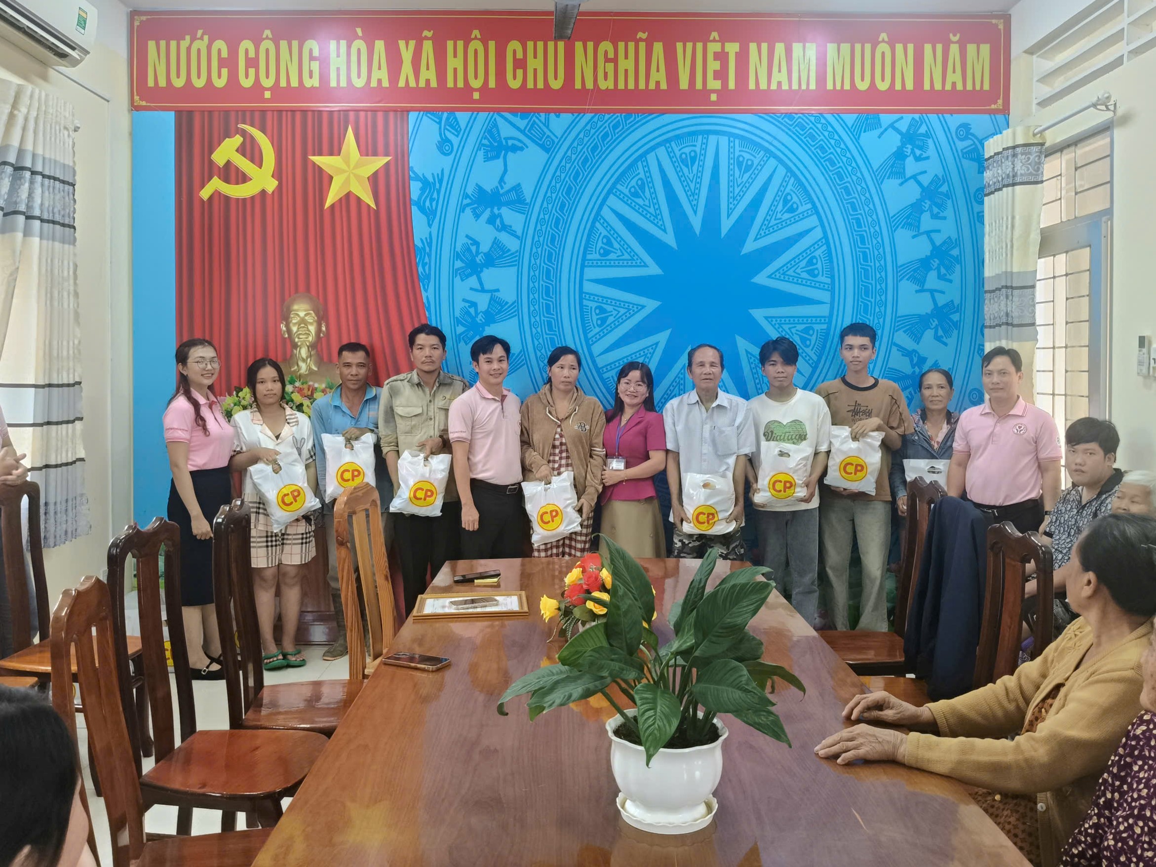 KHÁNH AN TRAO TẶNG 30 PHẦN QUÀ CHO CÁC HỘ CÓ HOÀN CẢNH KHÓ KHĂN