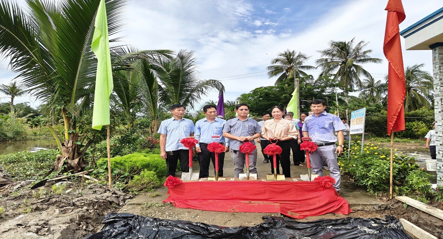 ỦY BAN NHÂN DÂN XÃ KHÁNH HẢI TỔ CHỨC LỄ KHỞI CÔNG TUYẾN ĐƯỜNG GIAO THÔNG NÔNG CHÀO MỪNG ĐẠI HỘI ĐẢNG BỘ XÃ KHÁNH HẢI LẦN THỨ XIII, NHIỆM KỲ 2025 -2030