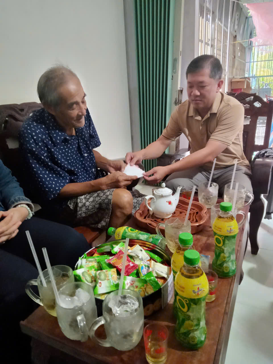 UBND XÃ KỊP THỜI HỖ TRỢ CÁC HỘ DÂN BỊ THIỆT HẠI DO MƯA GIÔNG