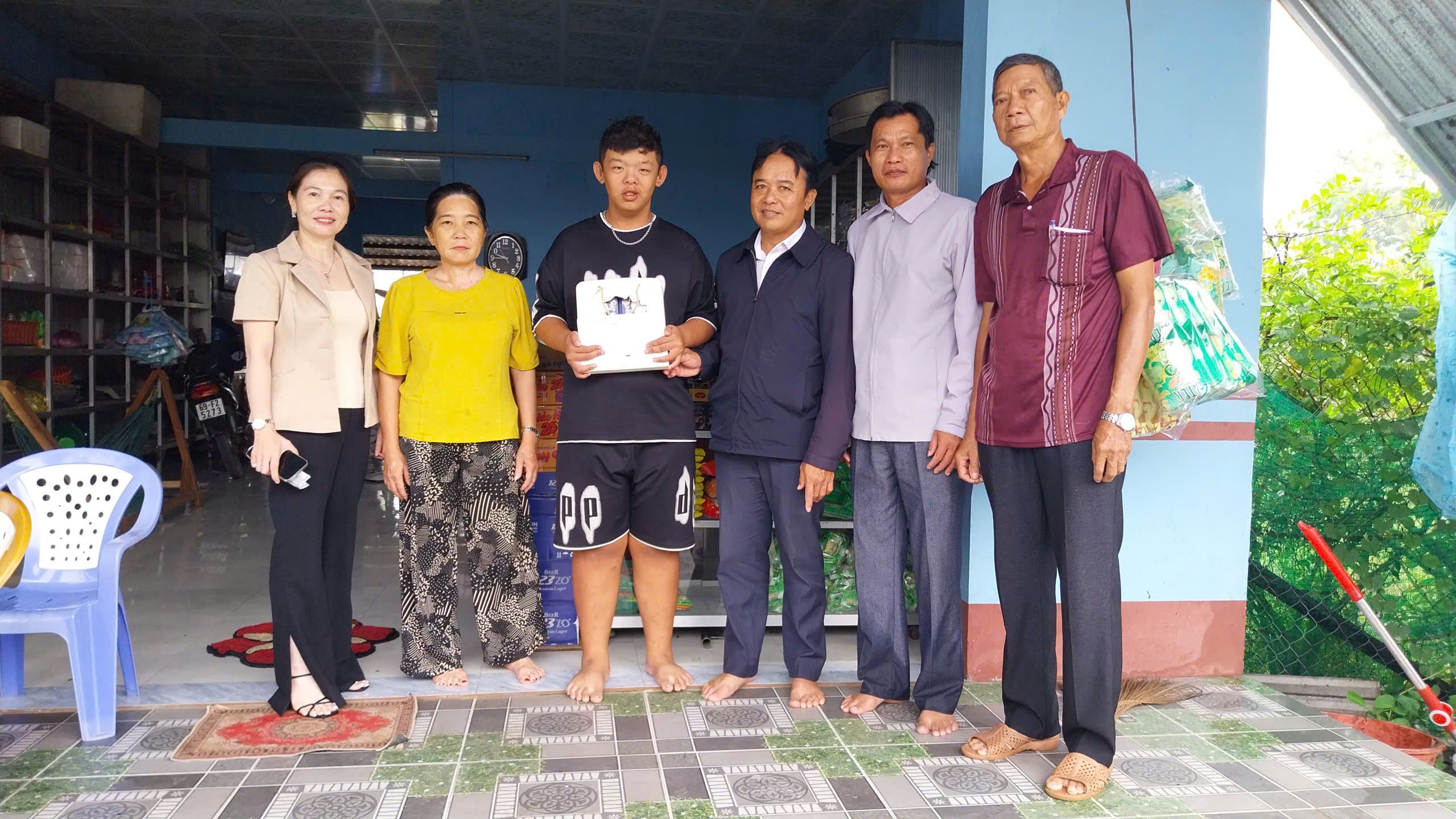 Ấm áp Tết Trung thu cho trẻ em khuyết tật trên địa bàn xã