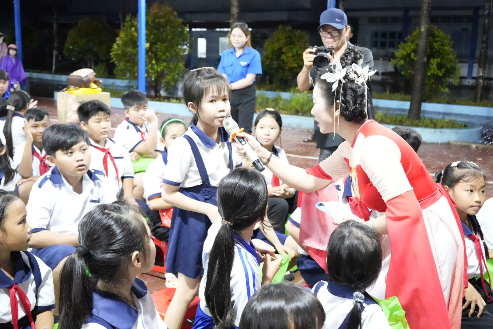Rực rỡ đêm hội trăng rằm tại Trường Tiểu học Huỳnh Thị Kim Liên