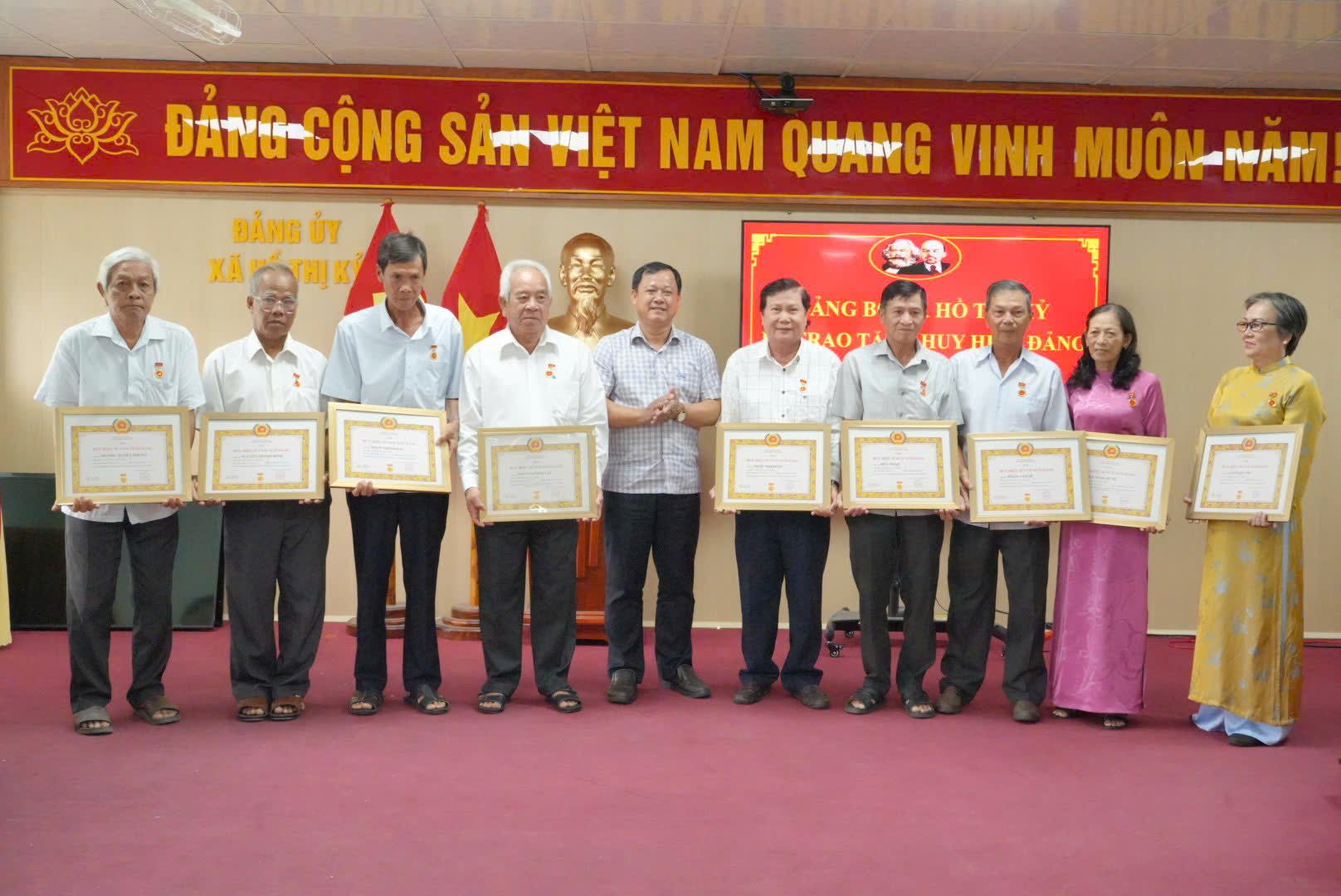 Anh-tin-bai