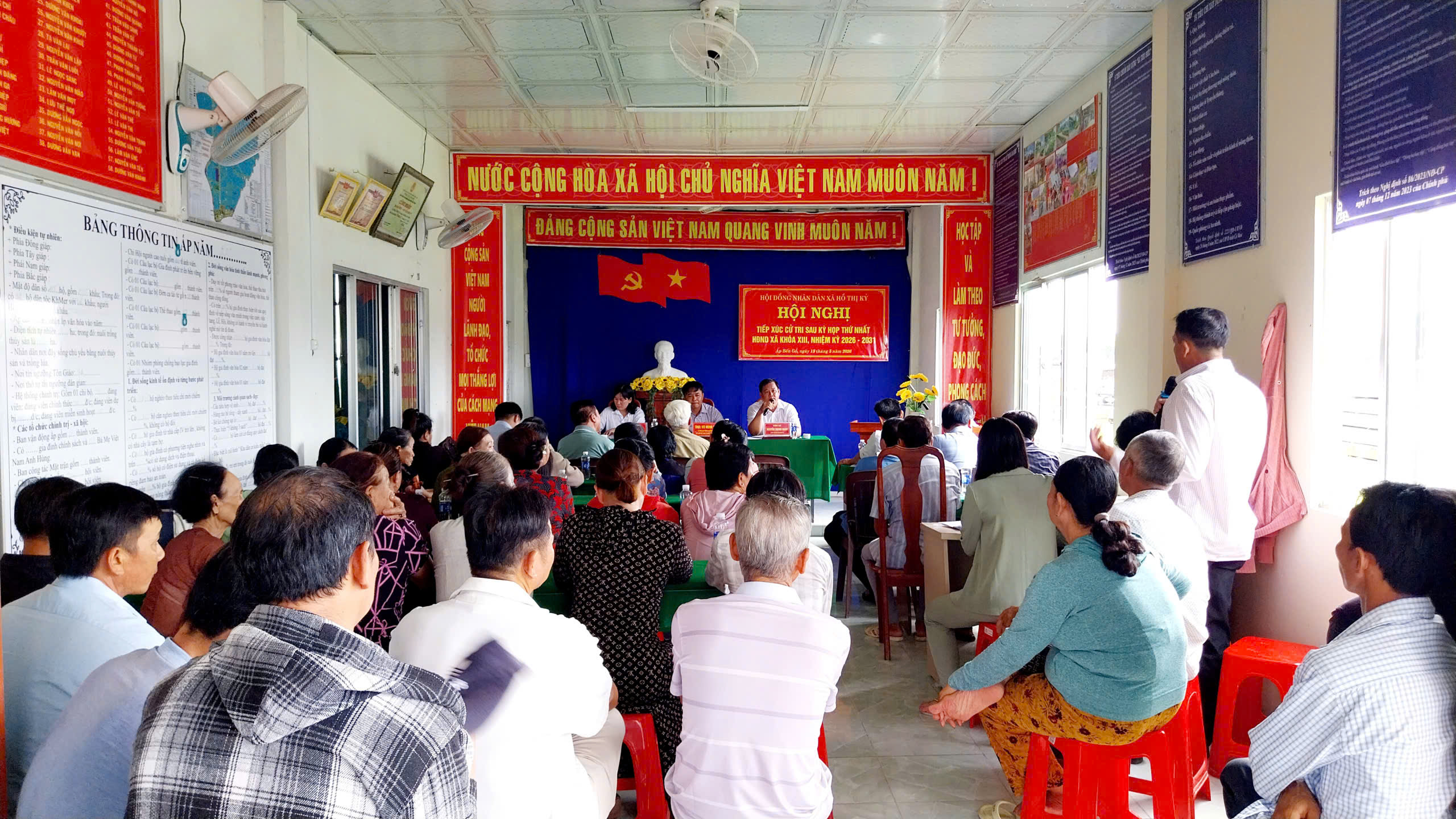 TỔ ĐẠI BIỂU SỐ 5 TIẾP XÚC CỬ TRI TẠI ẤP BẾN GỖ SAU KỲ HỌP THỨ NHẤT