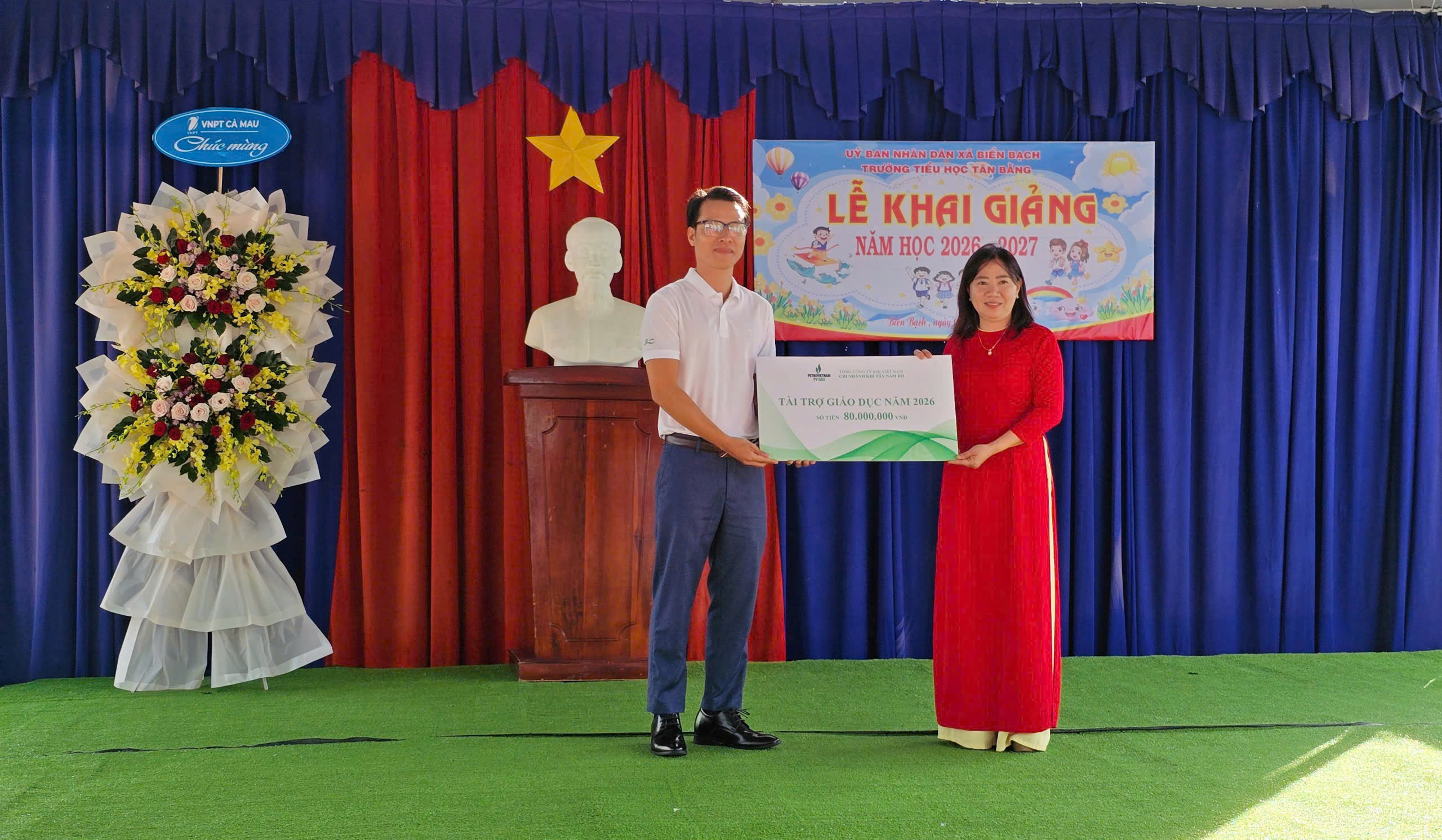 Ủy ban MTTQ Việt Nam xã Biển Bạch vận động Tổng công ty Khí Việt Nam chi nhánh Tây Nam bộ hỗ trợ học sinh khó khăn nhân dịp Khai giảng năm học 2026 - 2027