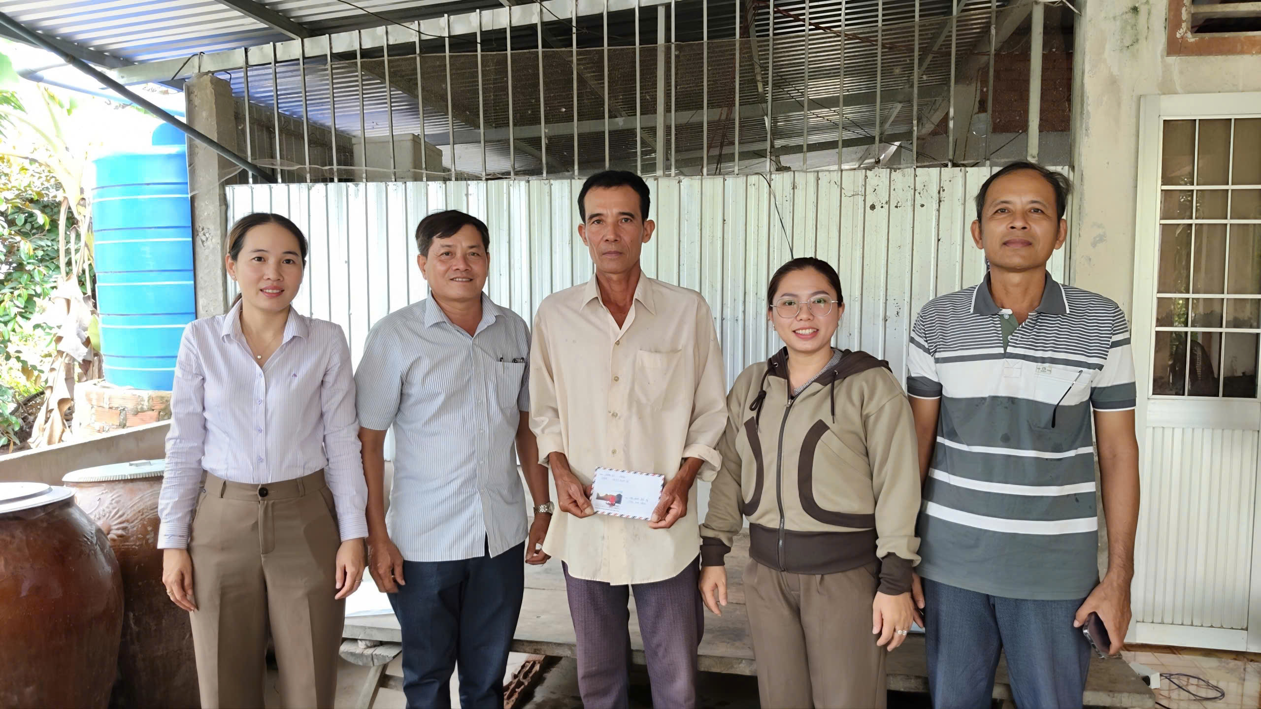 Đoàn lãnh đạo xã Biển Bạch thăm, tặng quà gia đình Thương binh, thân nhân Liệt sĩ người đồng bào dân tộc Khmer nhân dịp Lễ Sen Dolta
