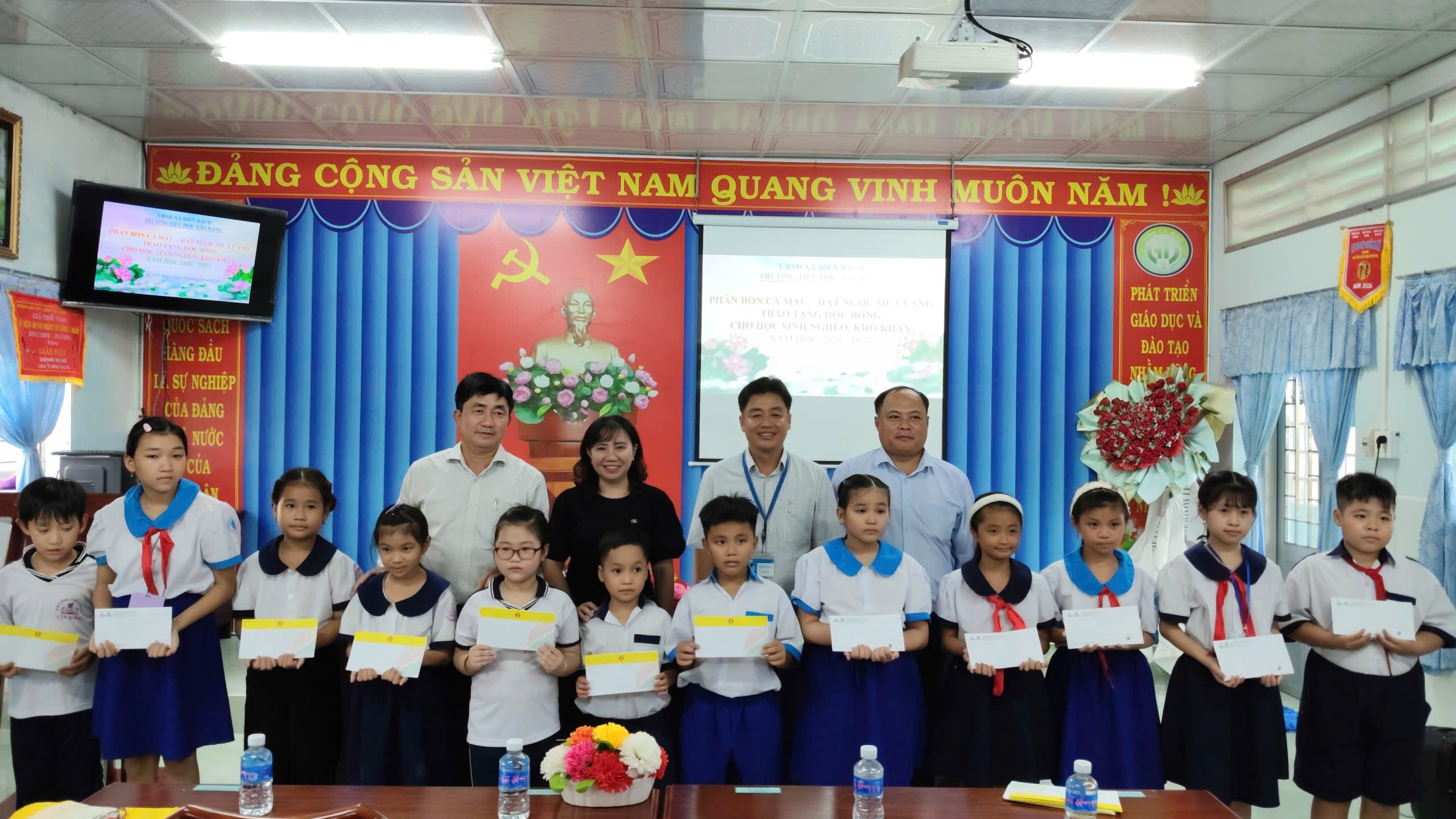 “Phân bón Cà Mau – Hạt ngọc mùa vàng” trao tặng 100 suất học bổng cho học sinh nghèo, khó khăn trên địa bàn xã Biển Bạch
