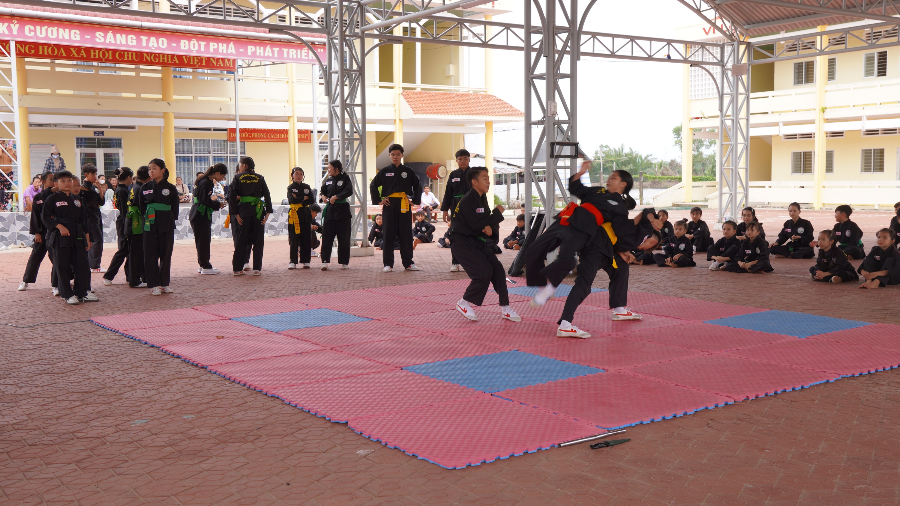 Anh-tin-bai