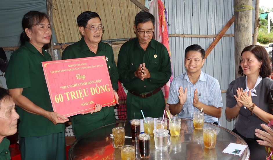 Hội CCB tỉnh Cà Mau trao kinh phí xây nhà “Nghĩa tình đồng đội”