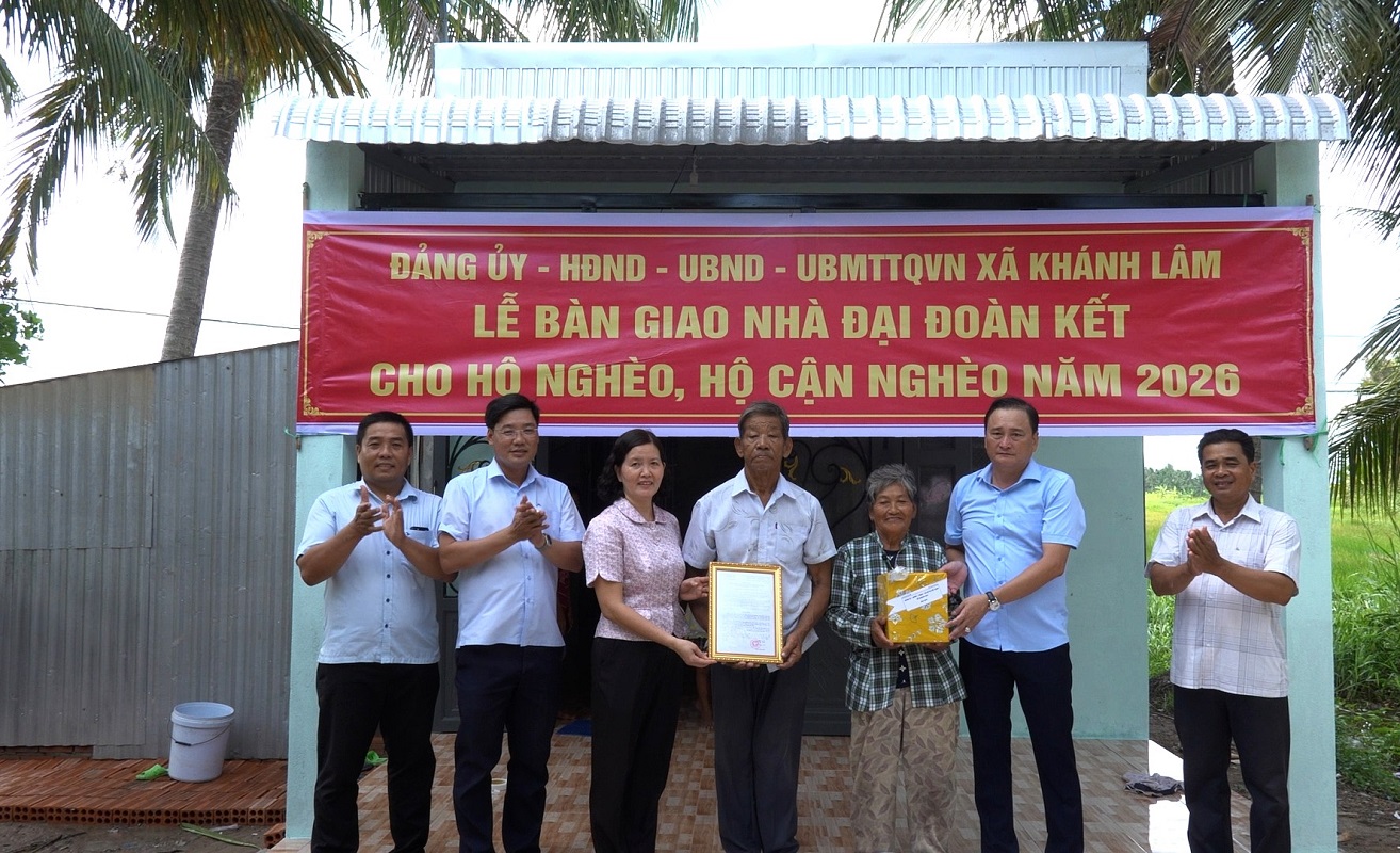 Bàn giao 8 căn nhà Đại đoàn kết